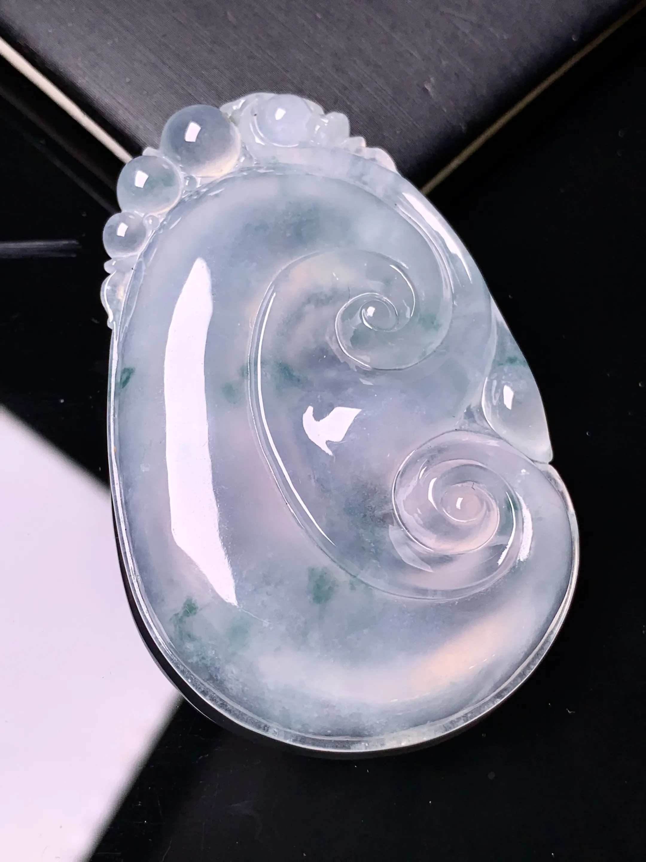 冰种如意吊坠 玉质细腻 色泽清新艳丽 整体尺寸54.8*35.7*6.7