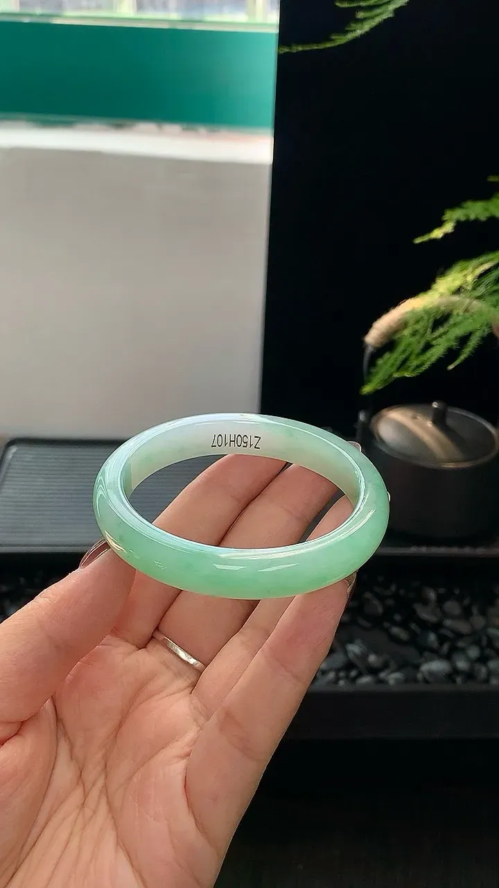 「甜果绿贵妃镯