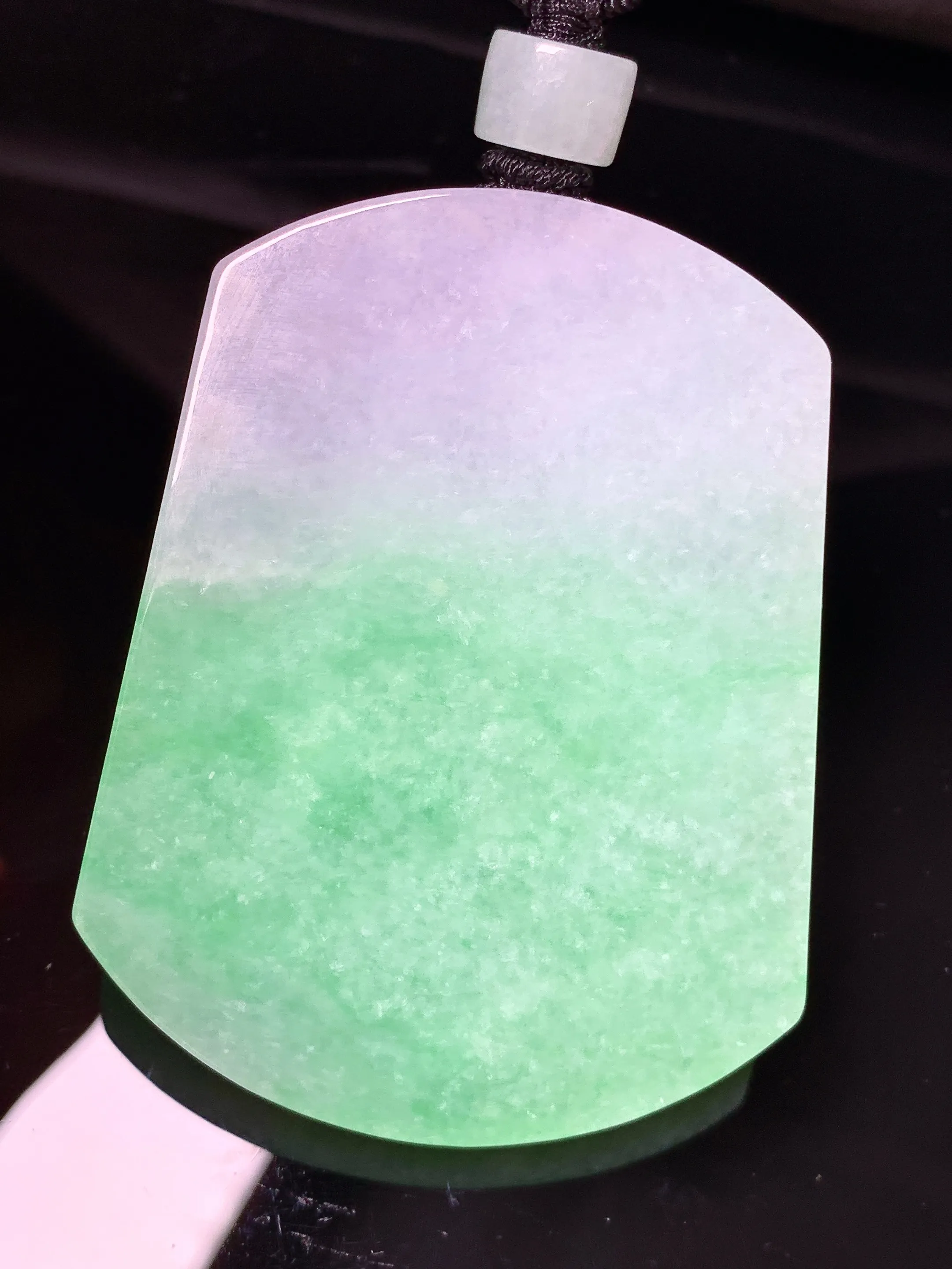 翠绿无事牌吊坠 玉质细腻 色泽清新艳丽 整体尺寸54*41.5*6