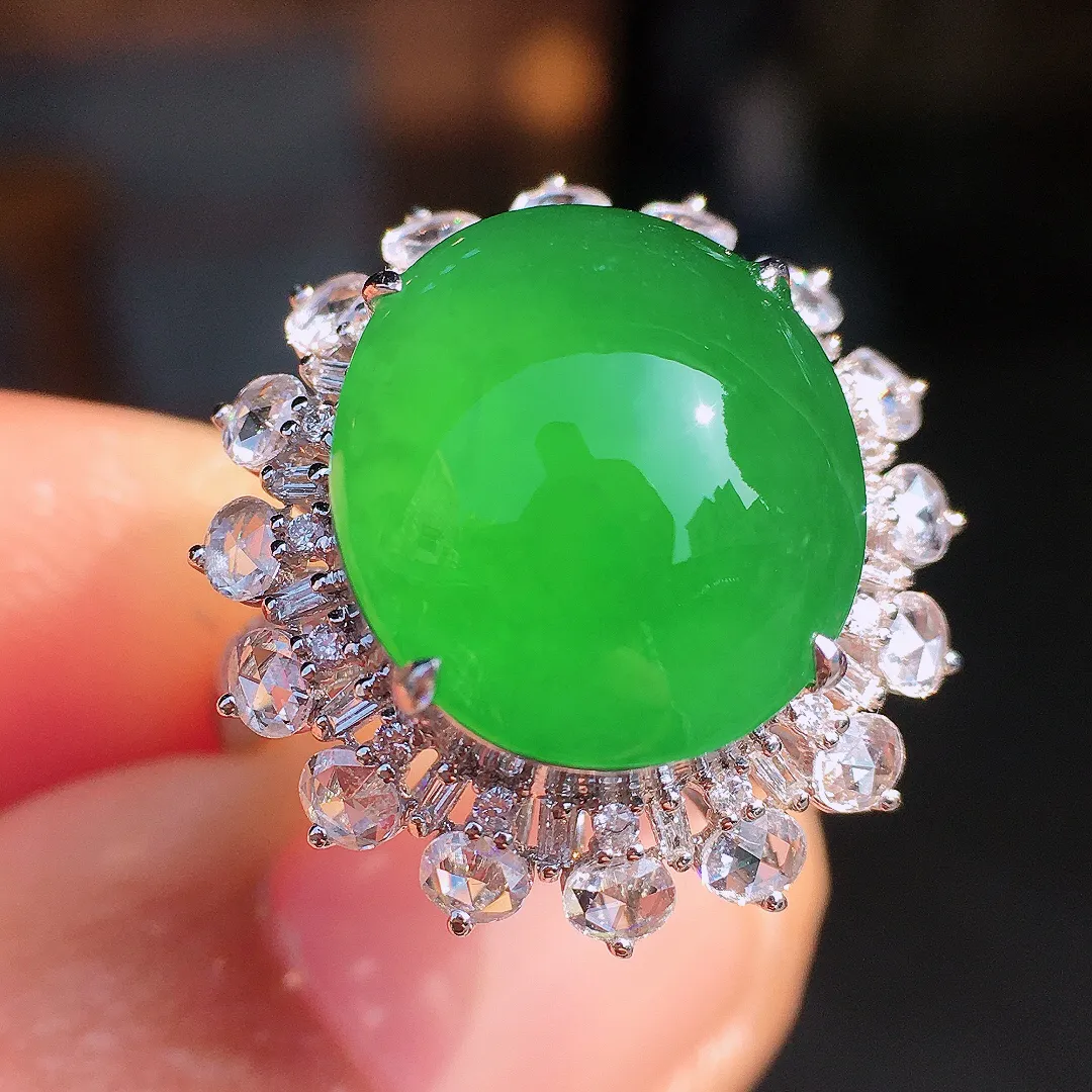 阳绿蛋面戒指，色泽均匀艳丽，玉质细腻，荧光感超
强，饱满圆润，尽显优雅气质，18k
金豪华镶嵌