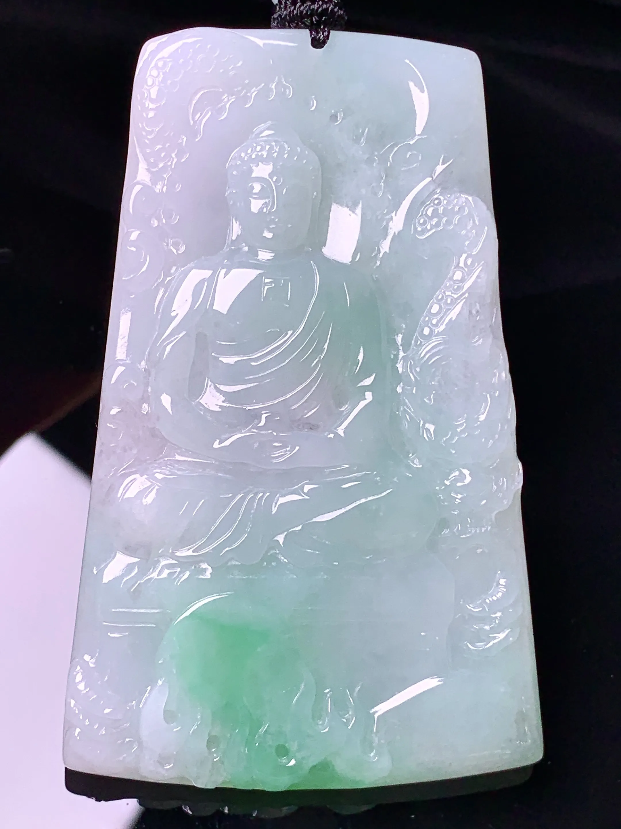 飘绿大日如来佛祖吊坠 玉质细腻 色泽清新艳丽 整体尺寸67.2*41.8*5.8