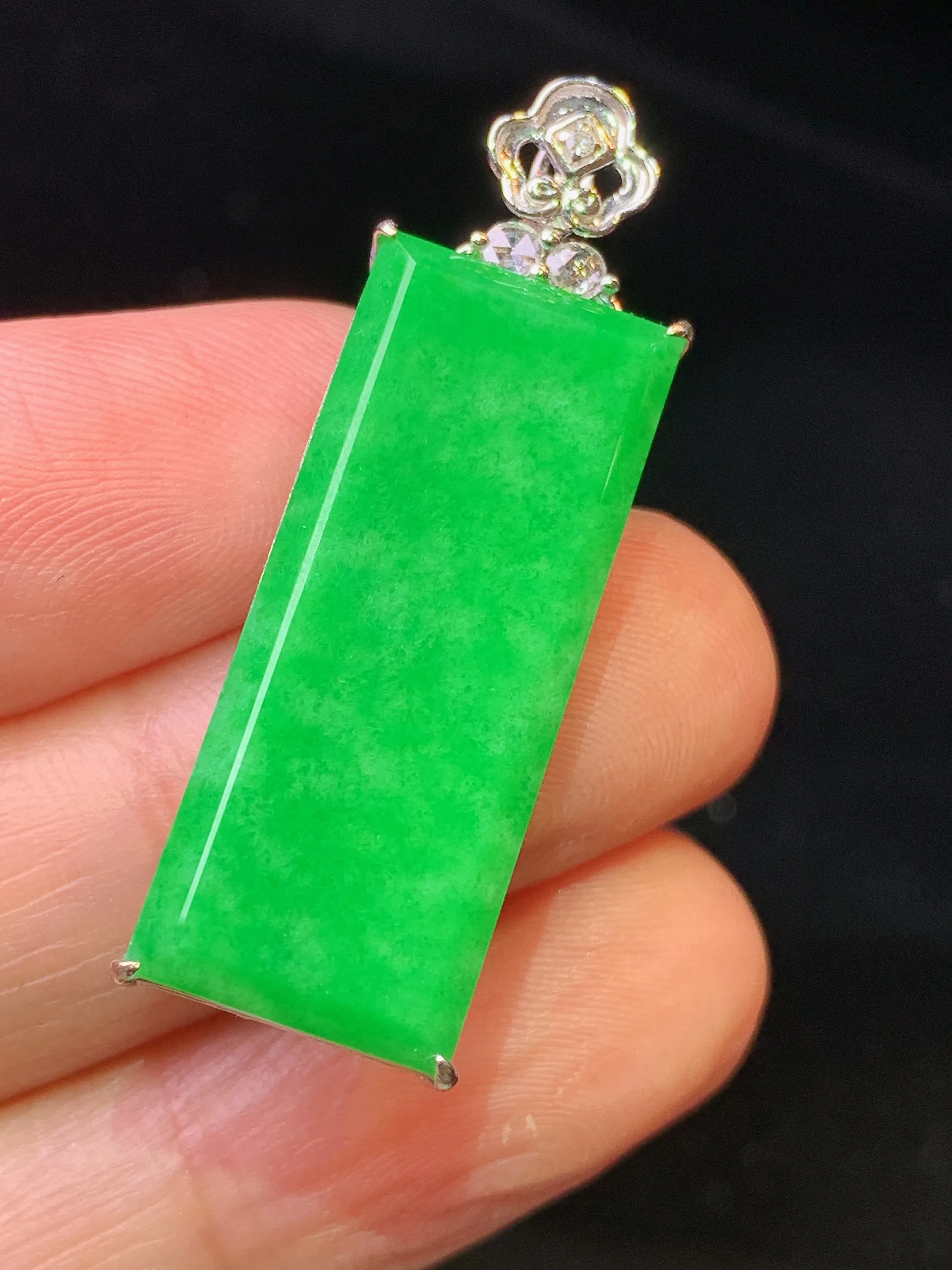 18金钻镶嵌满绿无事牌吊坠 玉质细腻 色泽清新艳丽 整体尺寸36*11.5*7.2
