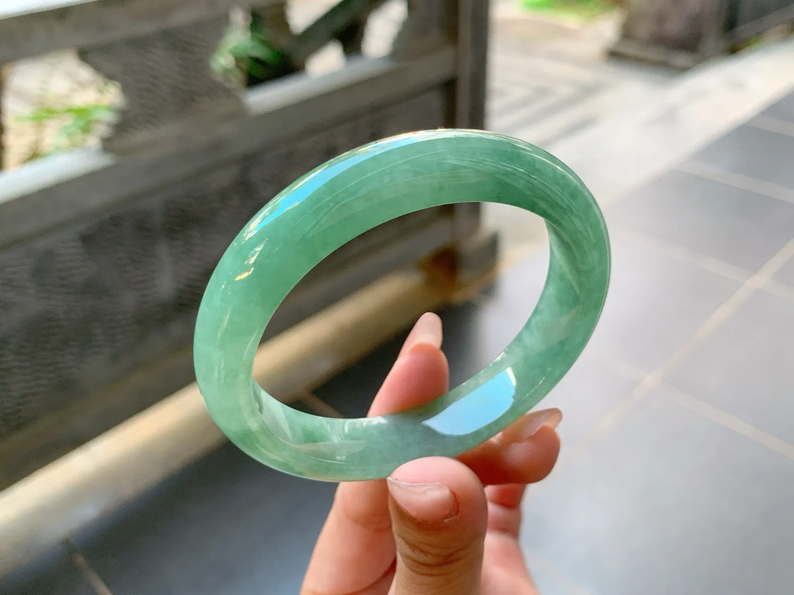 ｜57圈口
满圈油青底，绿油油的，浓郁翠色，端庄优雅，