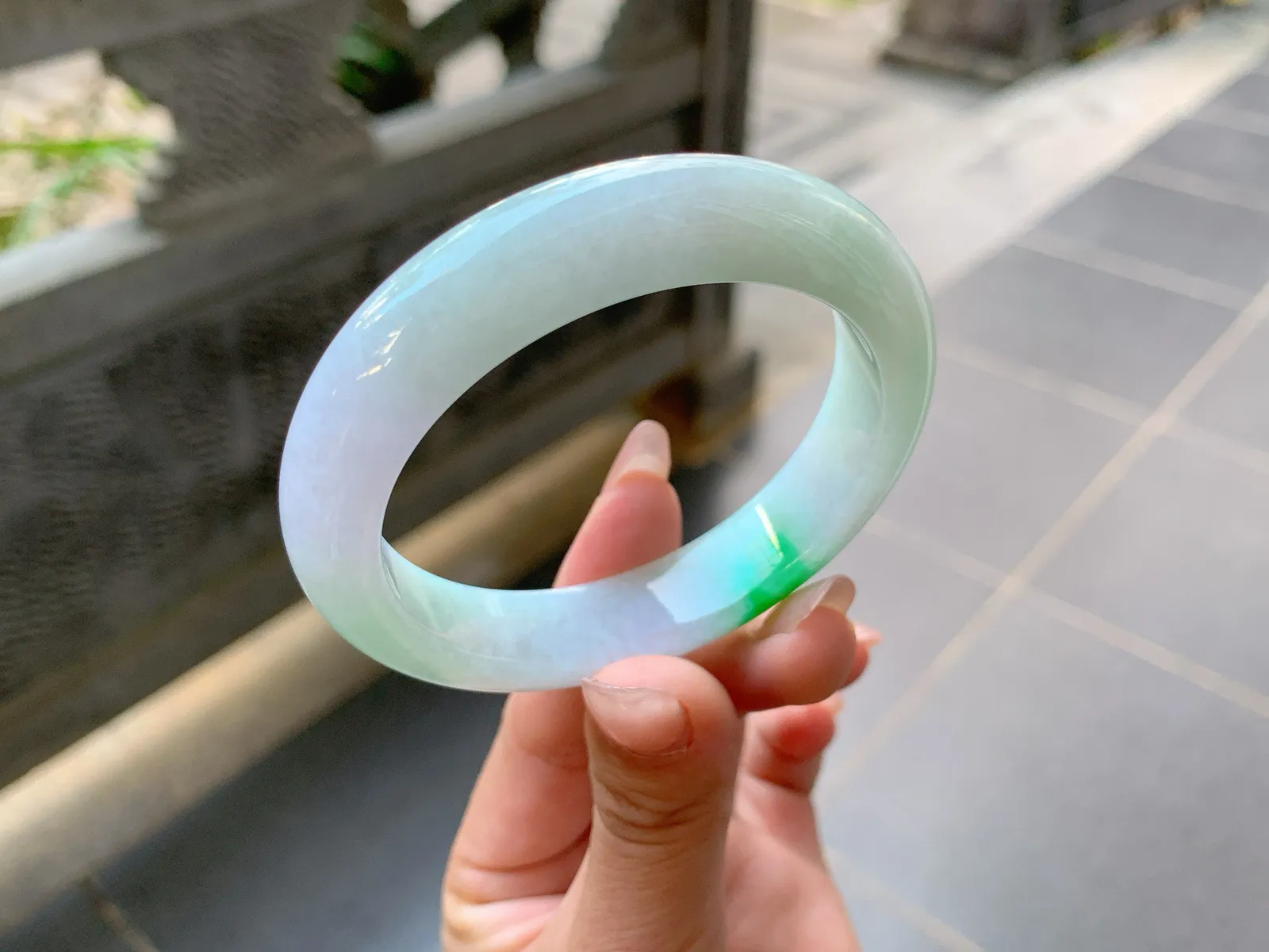 ｜54圈口
白底青，飘阳绿花，辣辣的，超级抢眼，有一股俏丽的美感，