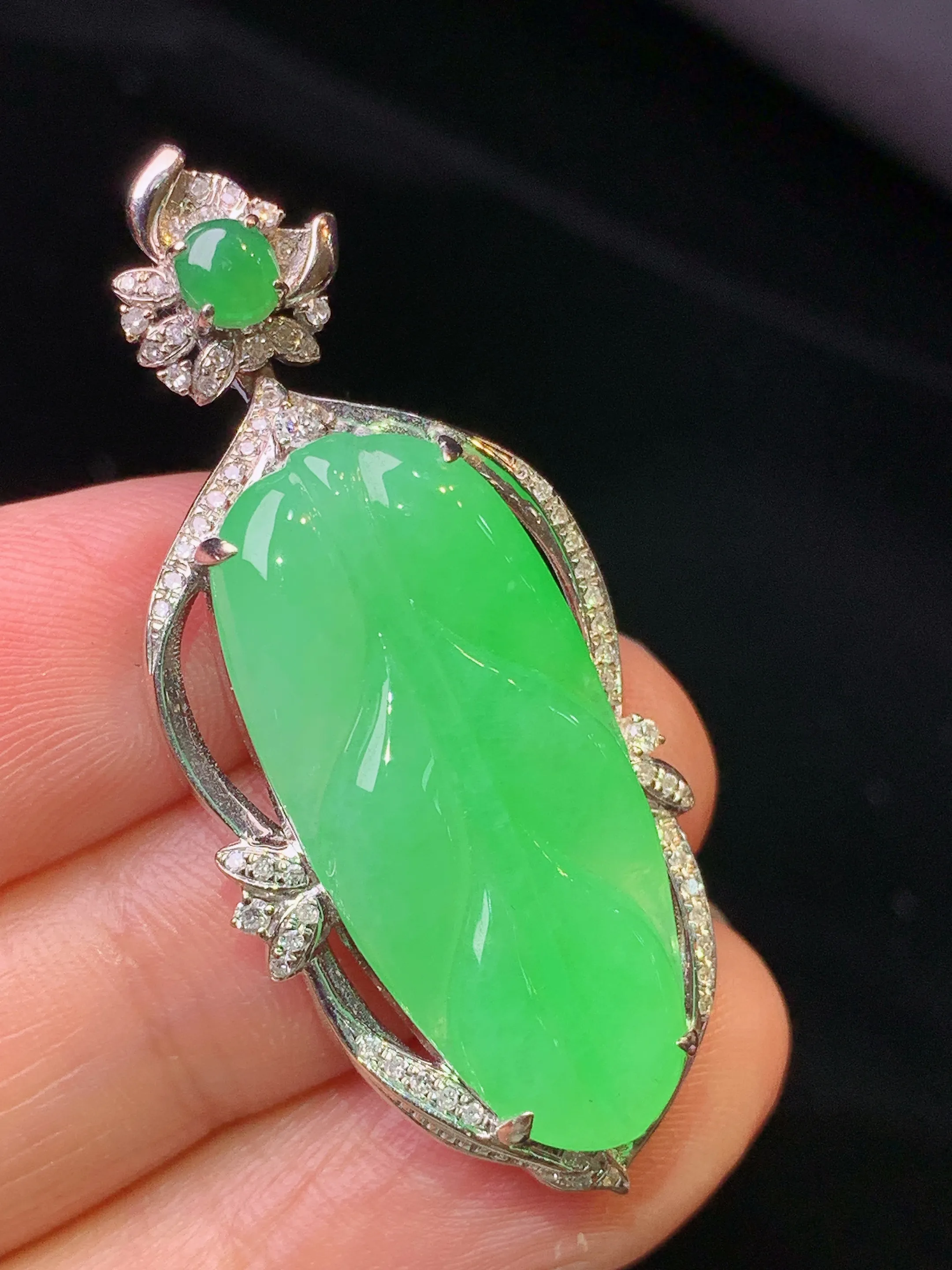 18金钻镶嵌翠绿树叶吊坠 玉质细腻 色泽清新艳丽 整体尺寸42*17.8*7.3