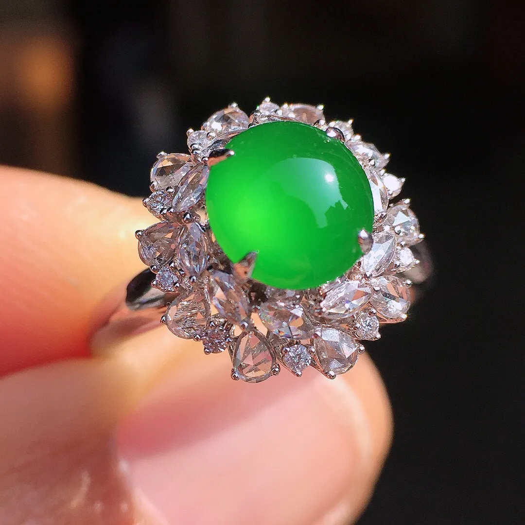 阳绿蛋面戒指，色泽均匀艳丽，玉质细腻，荧光感超
强，饱满圆润，尽显优雅气质，18k
金豪华镶嵌