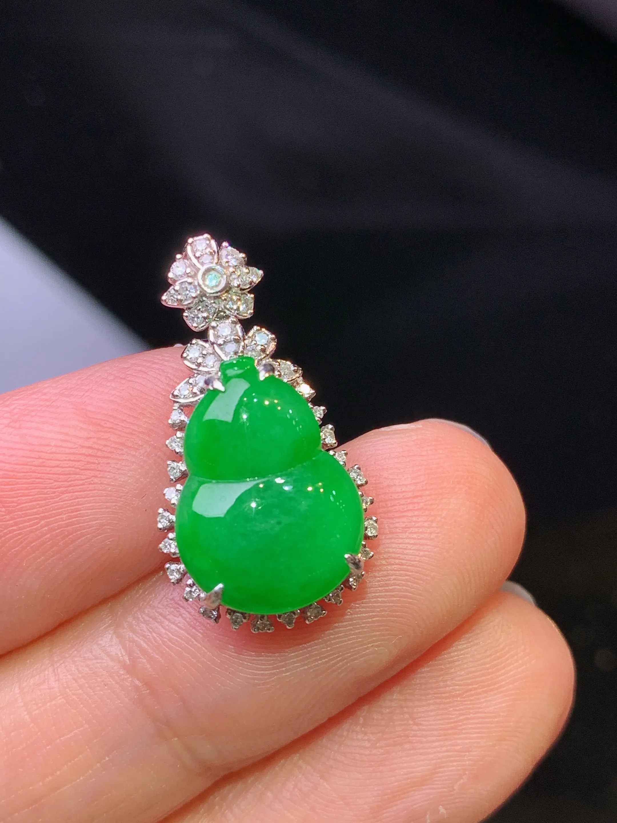 18金钻镶嵌满绿葫芦吊坠 玉质细腻 色泽清新艳丽 整体尺寸22.5*12*7