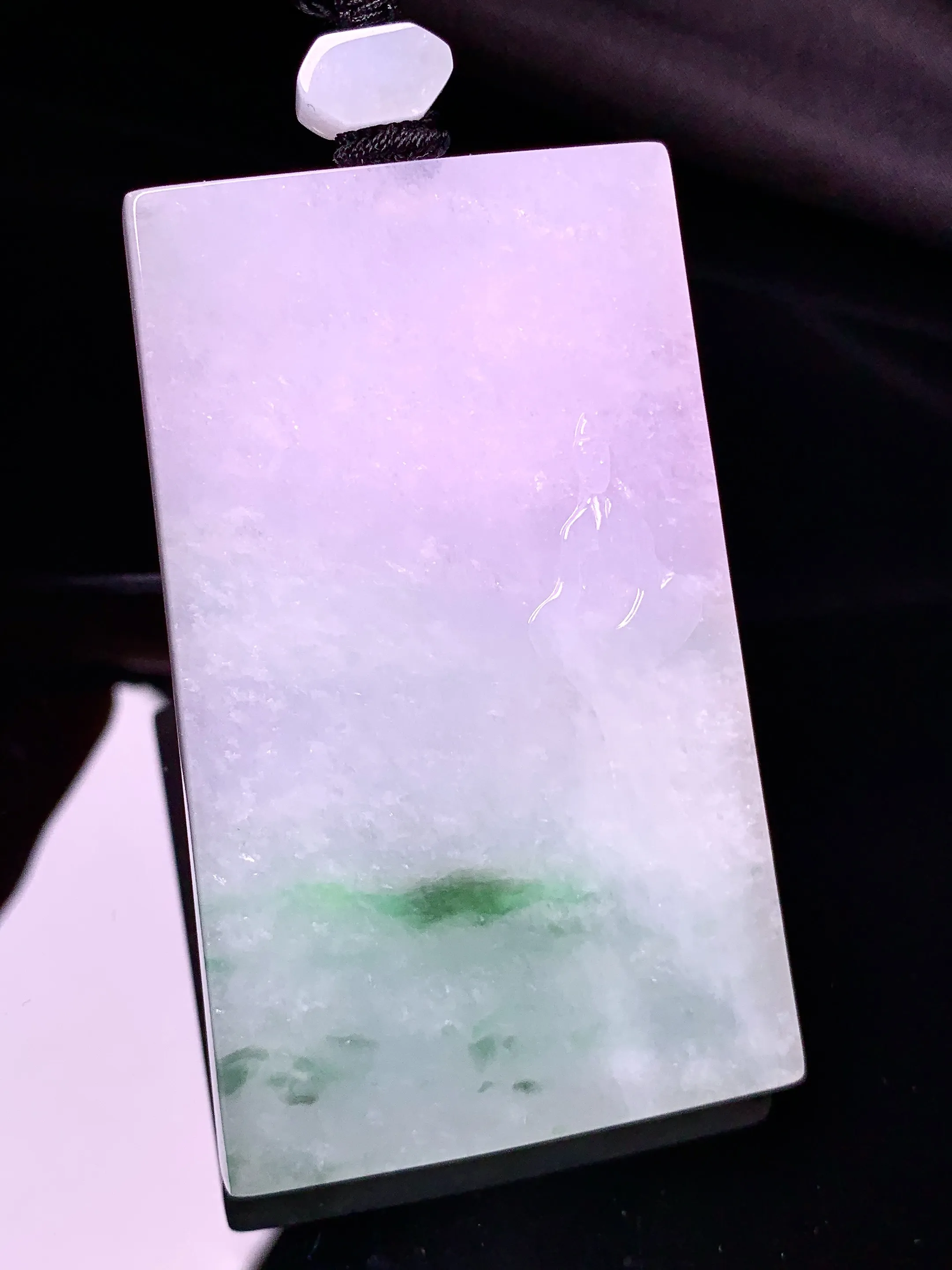 淡紫罗兰飘绿无事牌吊坠 玉质细腻 色泽清新艳丽 整体尺寸62*37.8*6.2