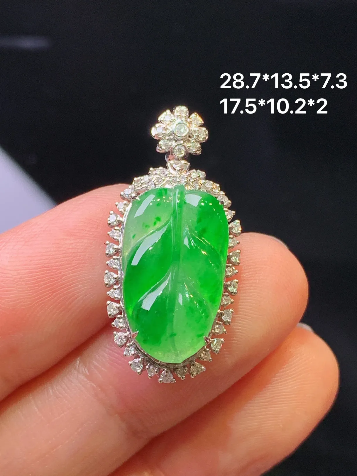 18金钻镶嵌翠绿树叶吊坠 玉质细腻 色泽清新艳丽 整体尺寸28.7*13.5*7.3