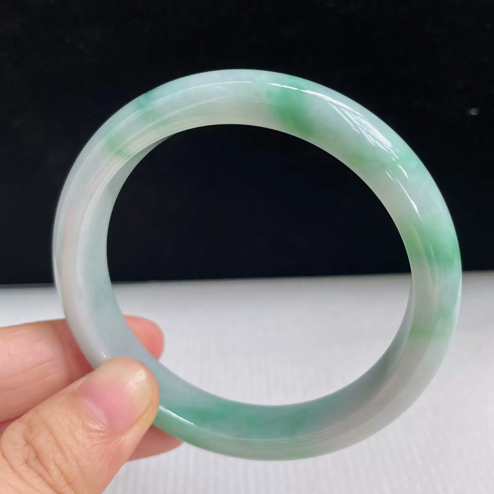 55mm自然光拍摄天然翡翠A货飘绿好种水正圈手镯 43.34克