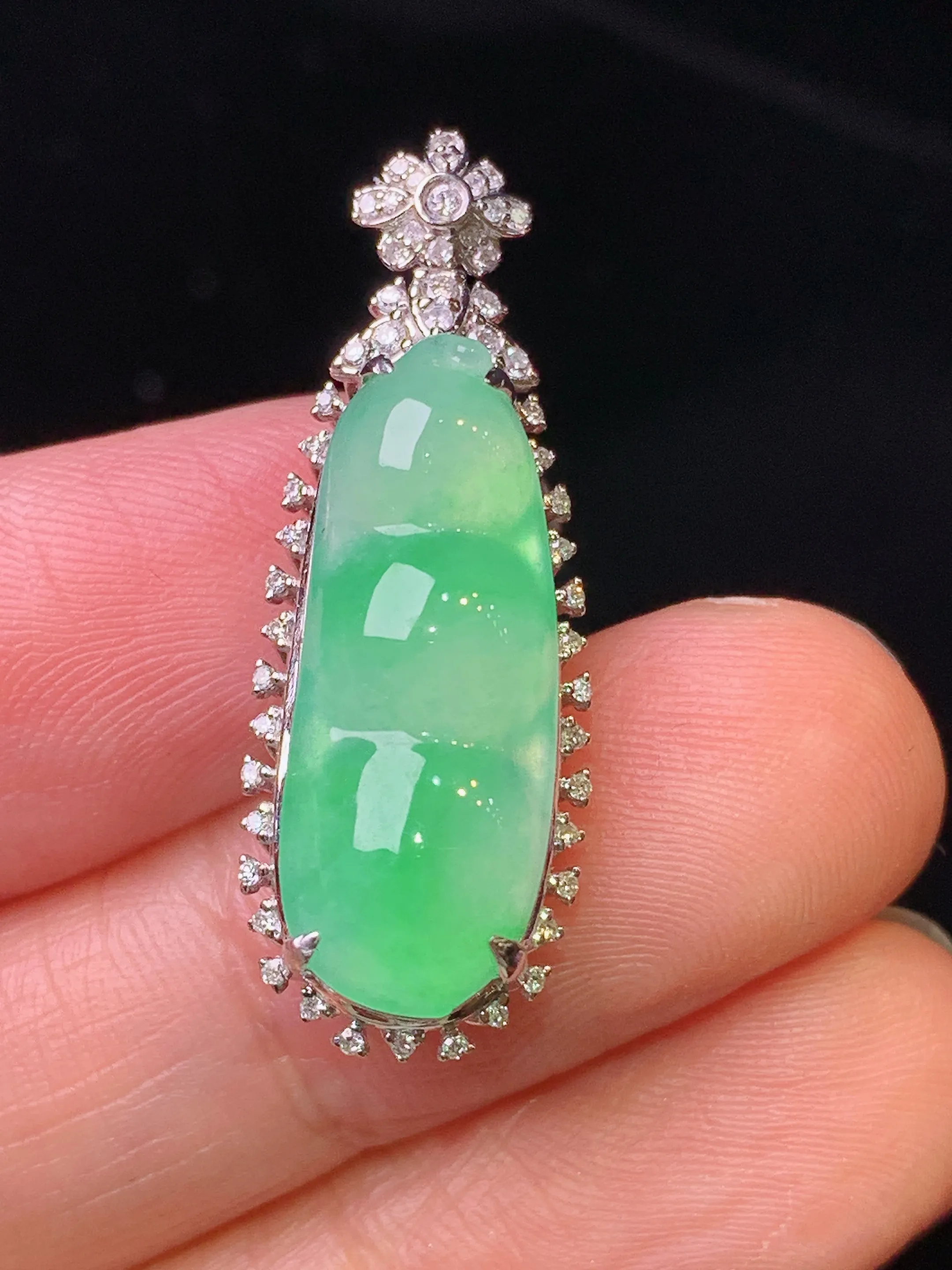 18金钻镶嵌翠绿四季豆吊坠 玉质细腻 色泽清新艳丽 整体尺寸31*11*8.8