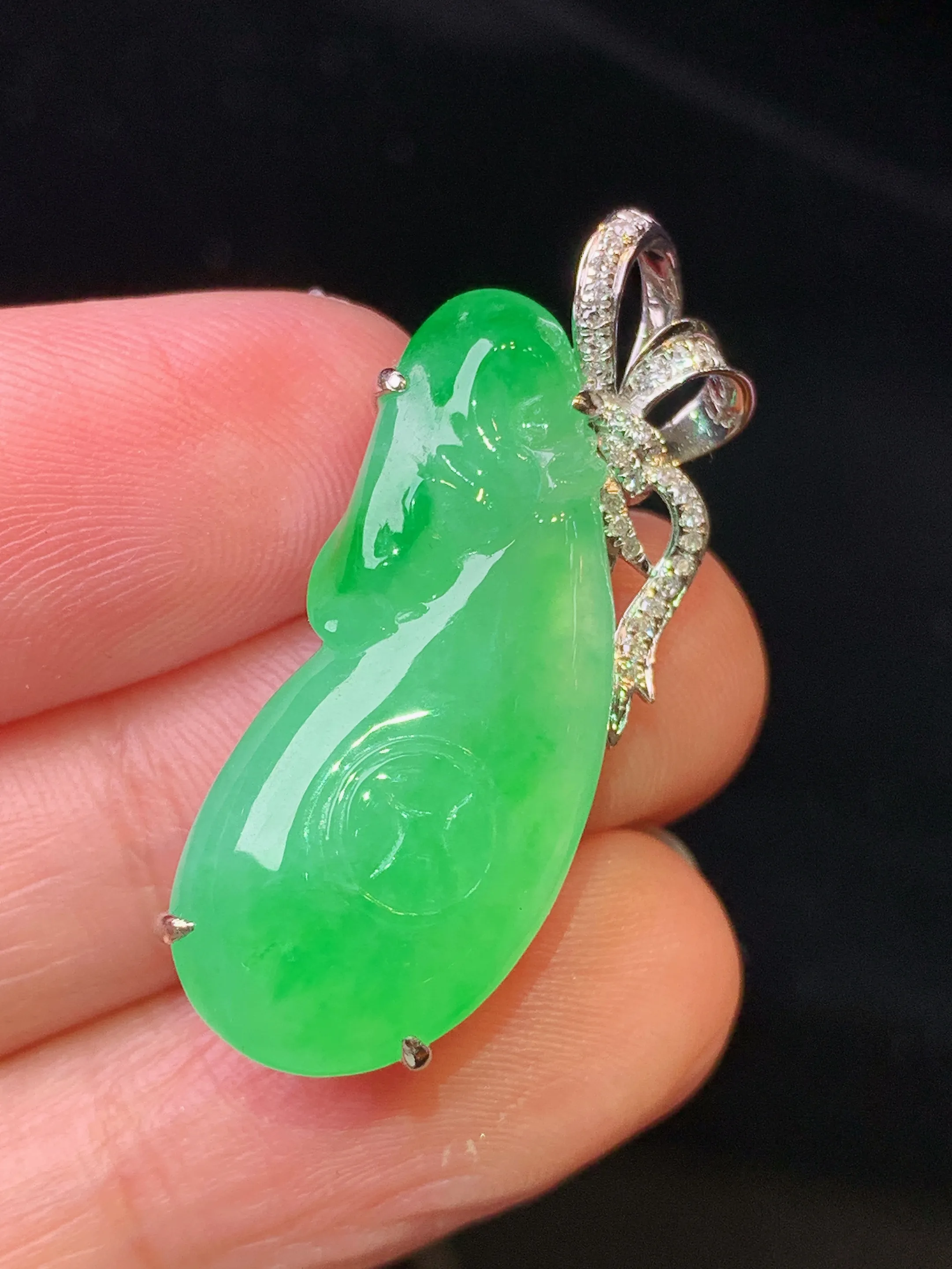 18金钻镶嵌翠绿福瓜吊坠 玉质细腻 色泽清新艳丽 整体尺寸32.2*12.6*8.5