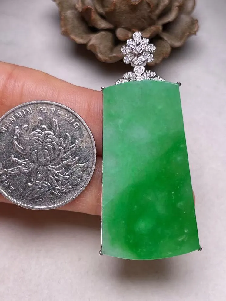 冰种阳绿平安无事牌吊坠、真金真钻镶嵌，种水好，玉质细腻 .裸石尺寸 38.5*20.6