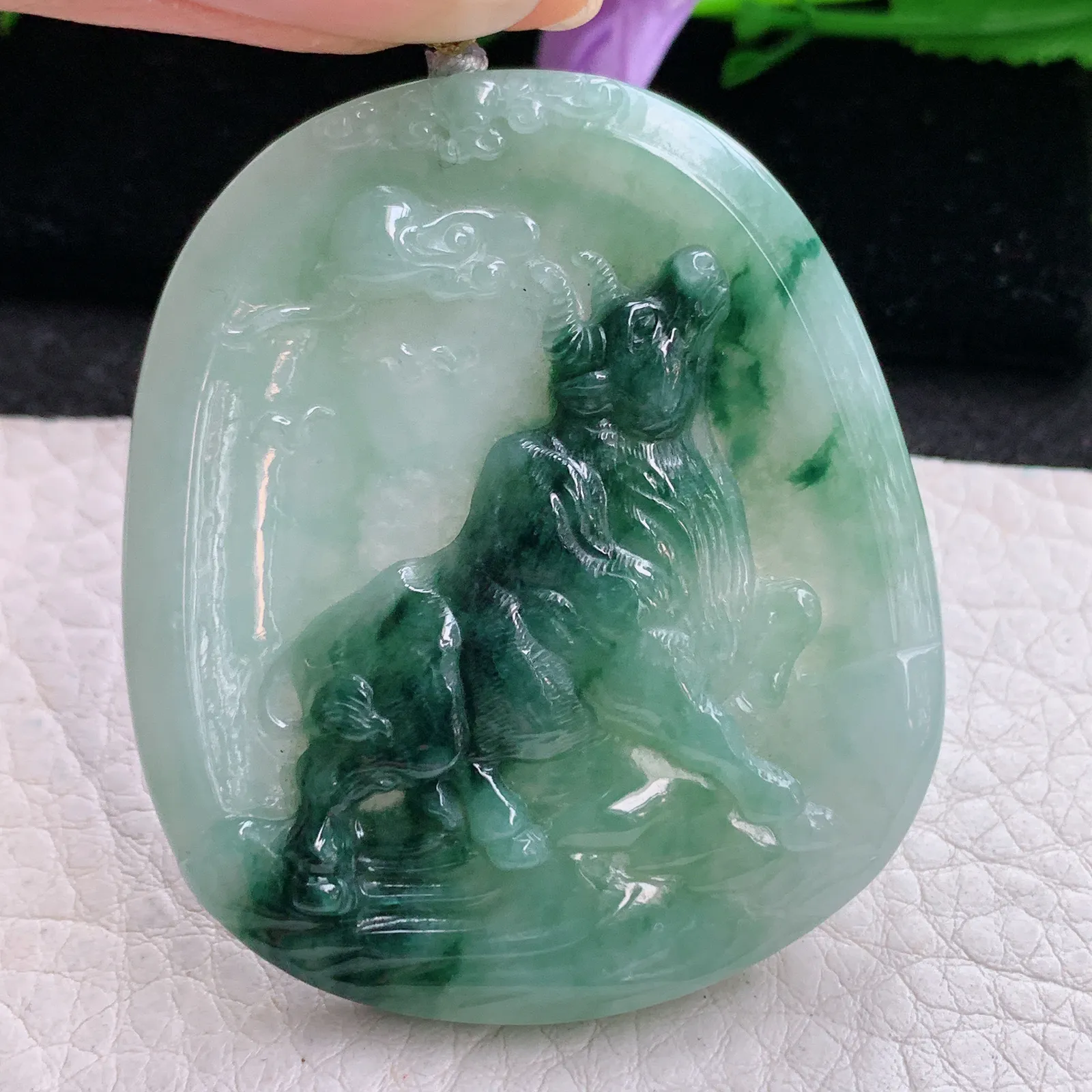 rp实拍52.8*45.8*6.2缅甸翡翠精雕飘花扭转乾坤 生肖牛玉吊坠 玉挂坠