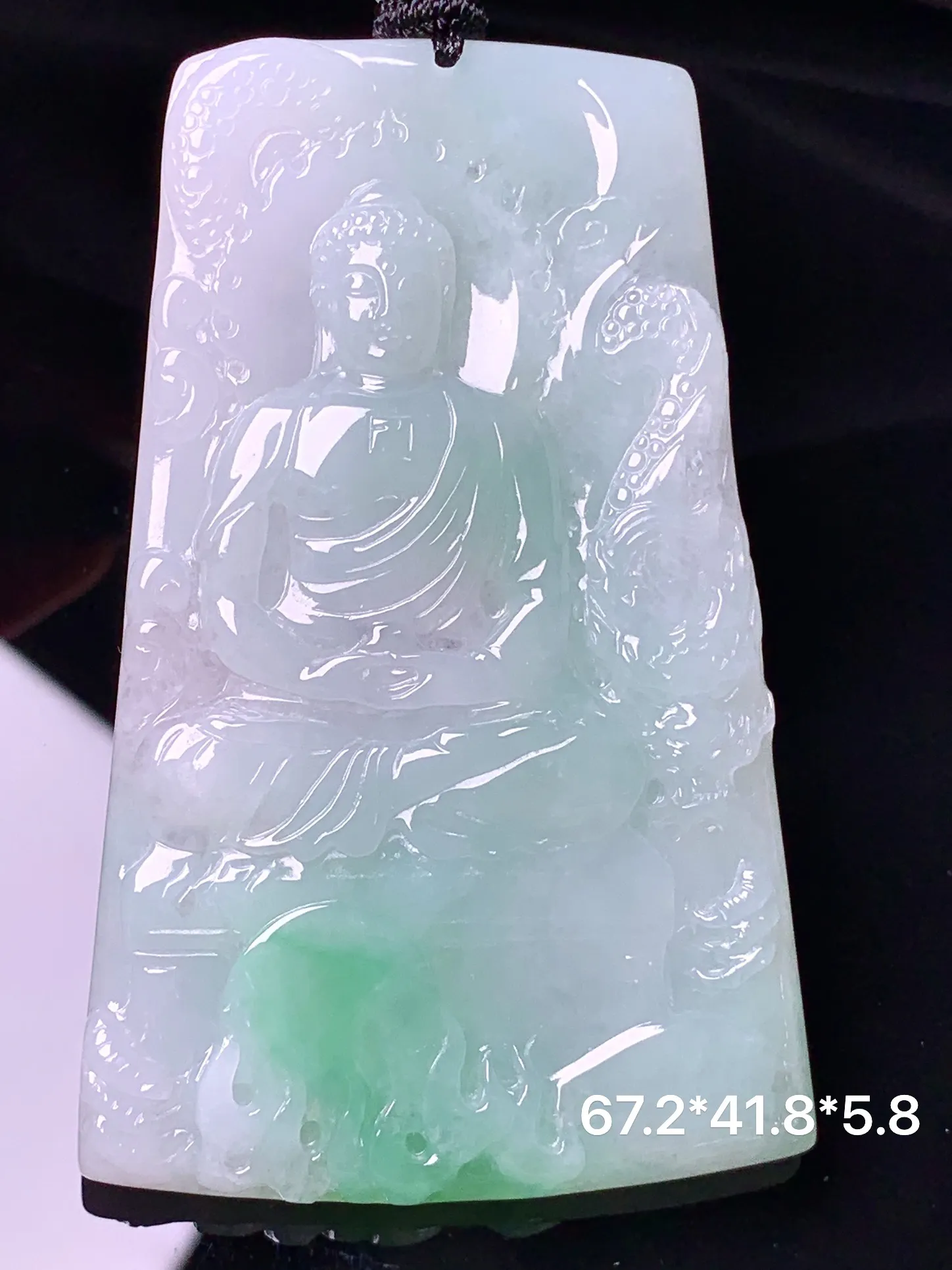 飘绿大日如来佛祖吊坠 玉质细腻 色泽清新艳丽 整体尺寸67.2*41.8*5.8