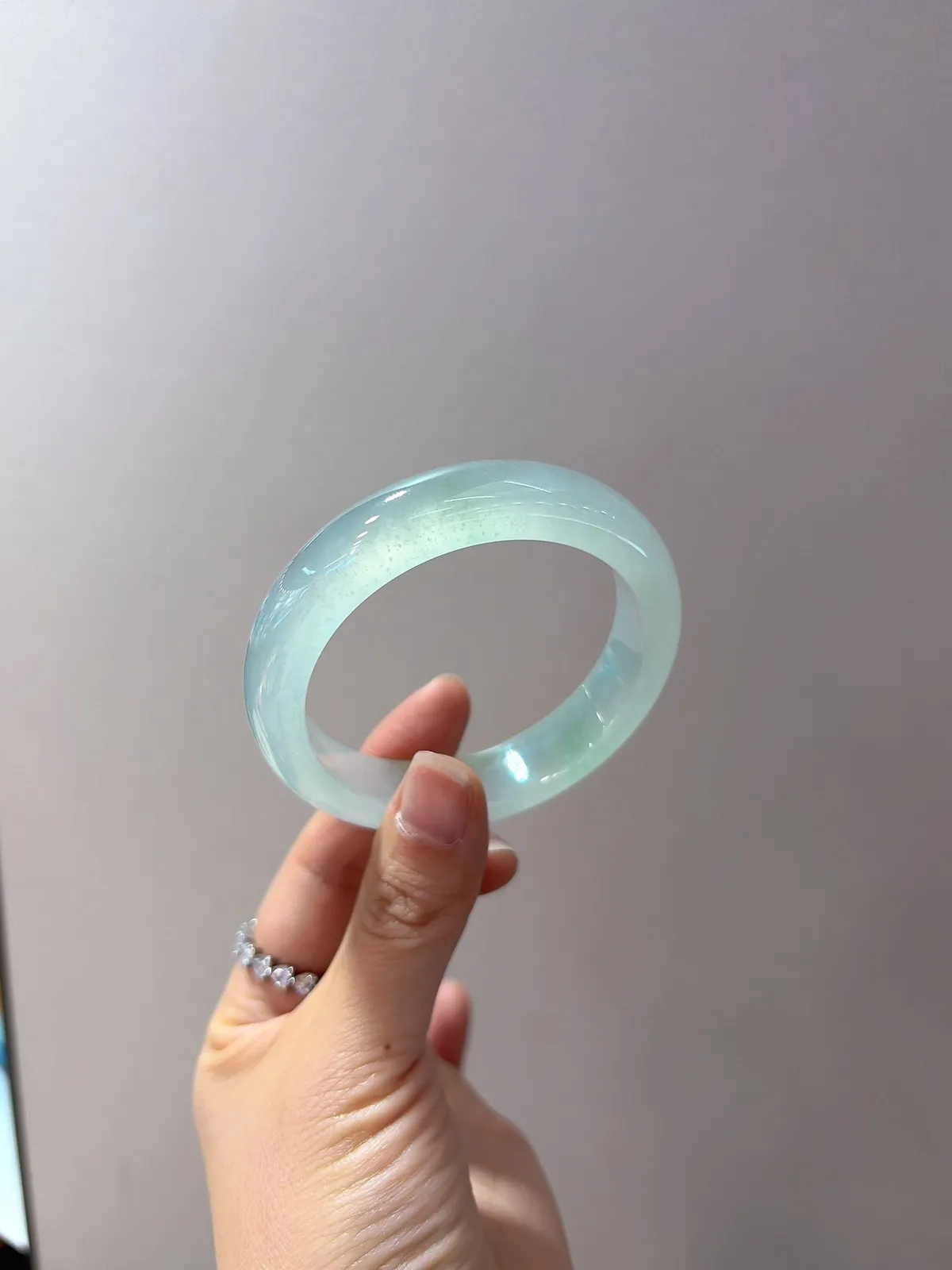 ｜54圈口
【冰晴金丝绿·木纳雪花棉】
“冰晴凝光，金丝绕腕，雪花棉落满诗意”​​
——种老起光，意境拉满️
规格【54.1/13.5/8.3】