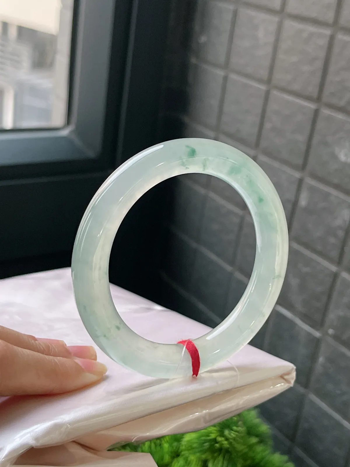 圆镯57.4圈口，翡翠飘绿手镯，种水十足