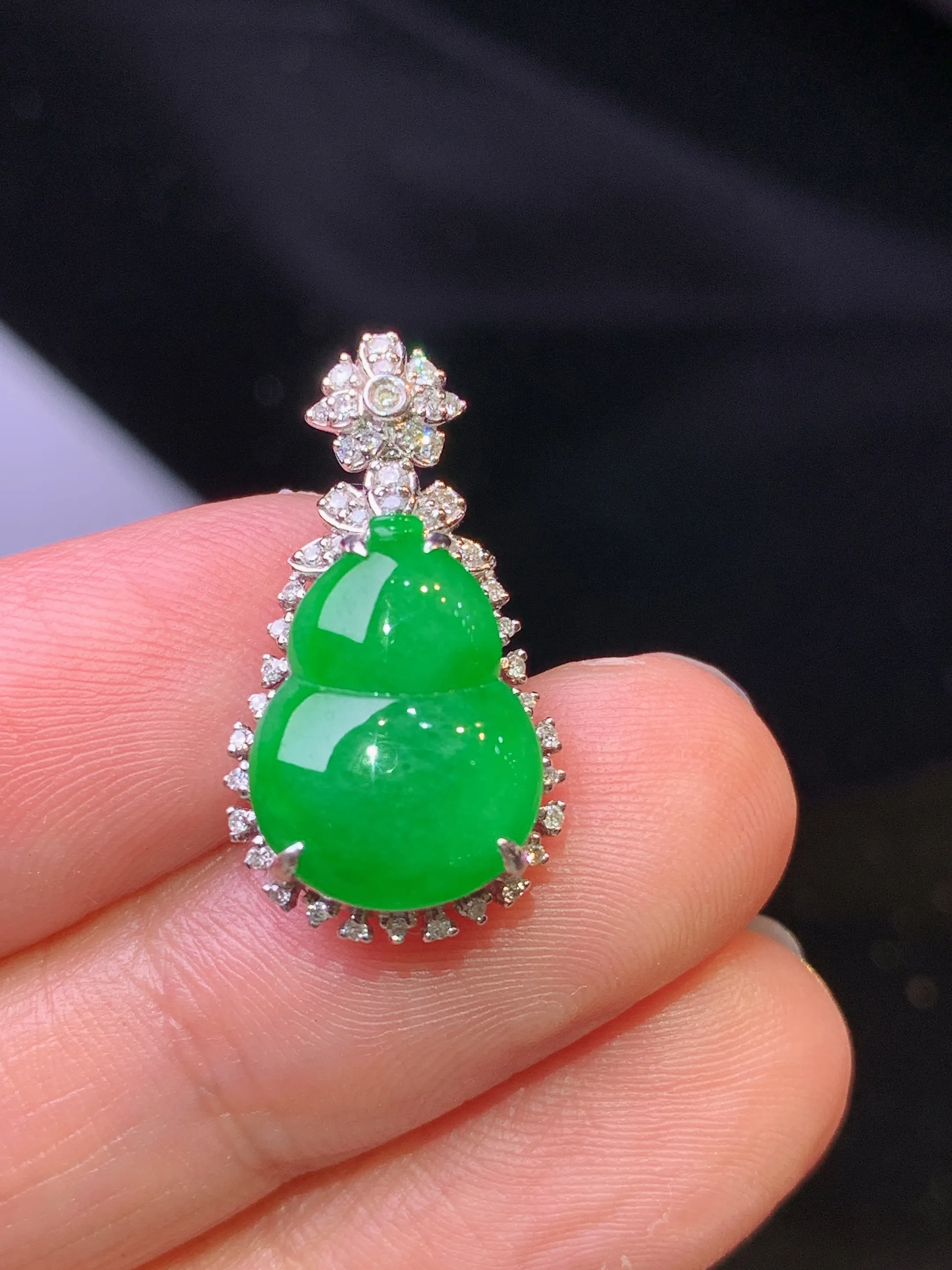 18金钻镶嵌满绿葫芦吊坠 玉质细腻 色泽清新艳丽 整体尺寸22.5*12*7