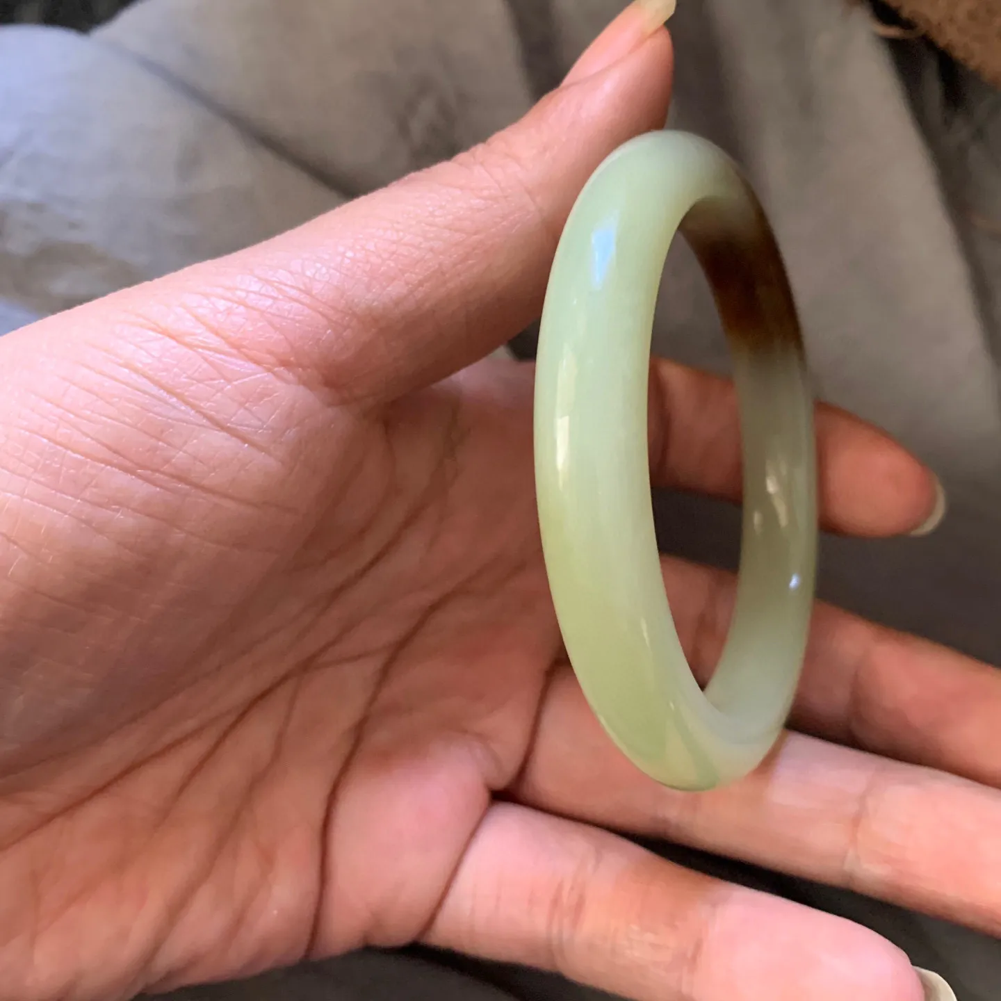 57.8圈口和田玉且末糖料手镯【挽间柔情】，和田玉57.8圈口手镯，镯型古朴典雅。在诗情画意的雨巷相遇，你是我腕间的一抹风情，有你眸有深情.清风荡漾湖间静水，我愿俯身低眉，在烟波涟漪处寻