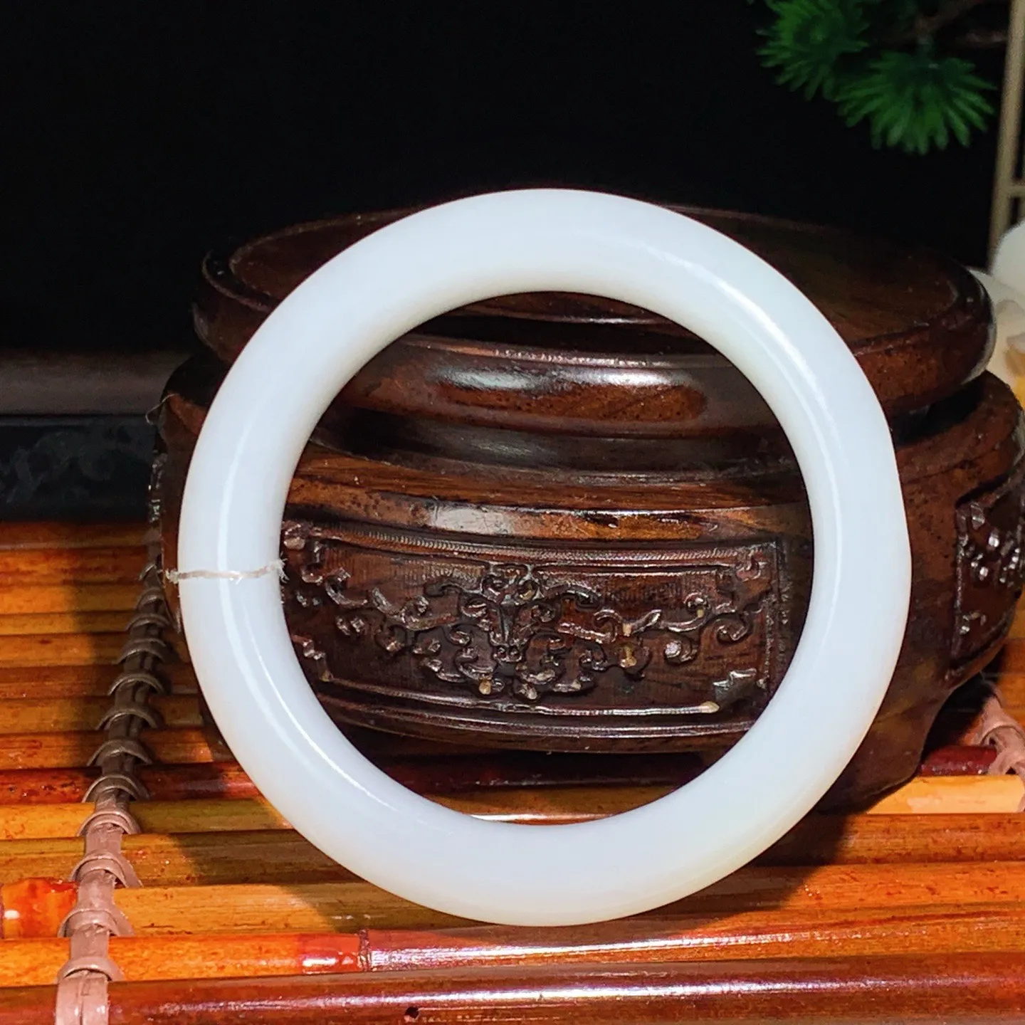 53圈口 新疆和田玉羊脂白籽料手镯 53圈口条宽 16厚9重67.7克。玉质细腻油润。手推出油。佩戴高端典雅。lt260125