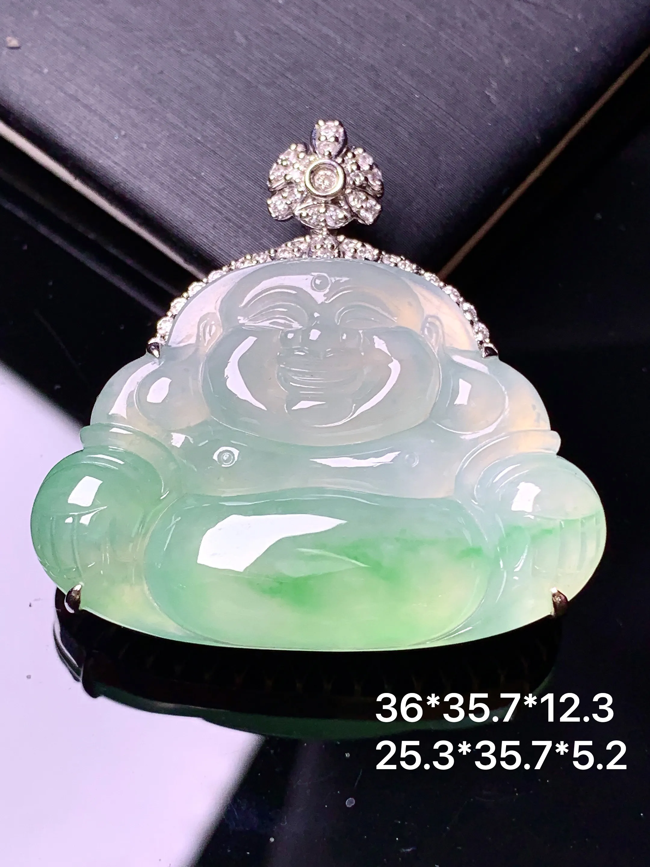 18金钻镶嵌飘绿佛公吊坠 玉质细腻 色泽清新艳丽 整体尺寸36*35.7*12.3