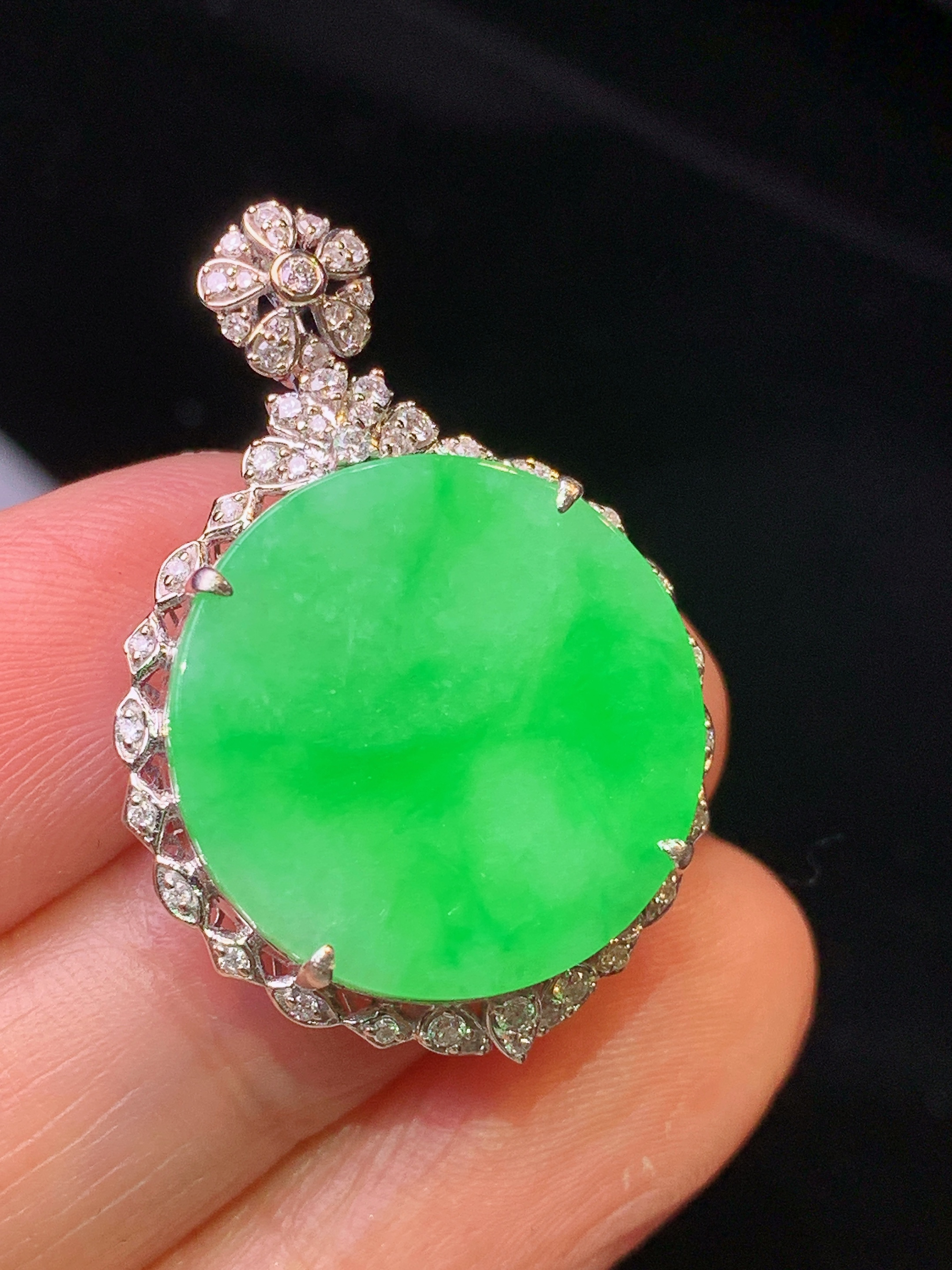 18金钻镶嵌翠绿圆牌吊坠 玉质细腻 色泽清新艳丽 整体尺寸31.5*21.8*7.3