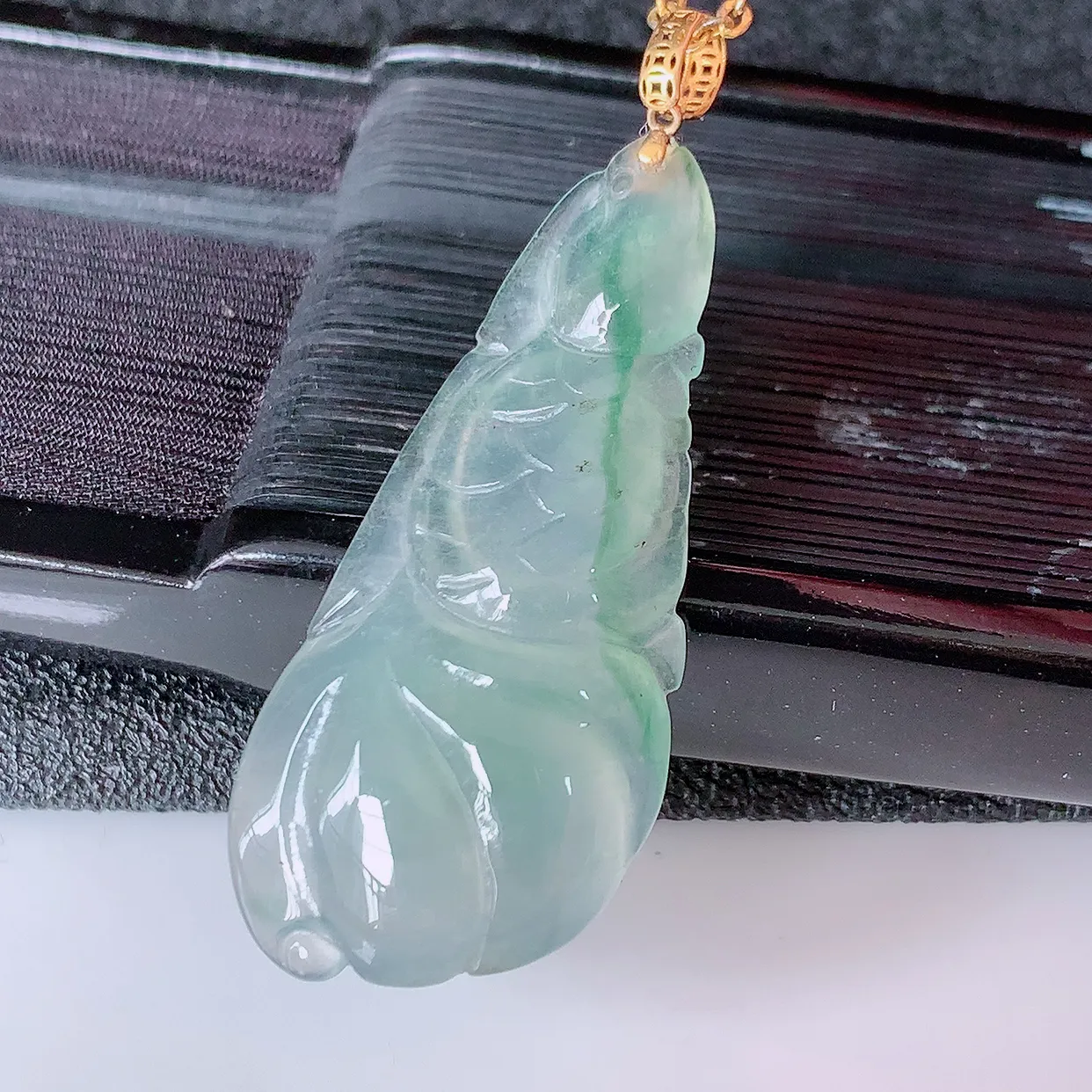 18K金镶嵌冰种飘花翡翠连年有余，鱼吊坠，种老水足，雕工精湛 ， 寓意美好， 佩戴时尚出众！#1.16