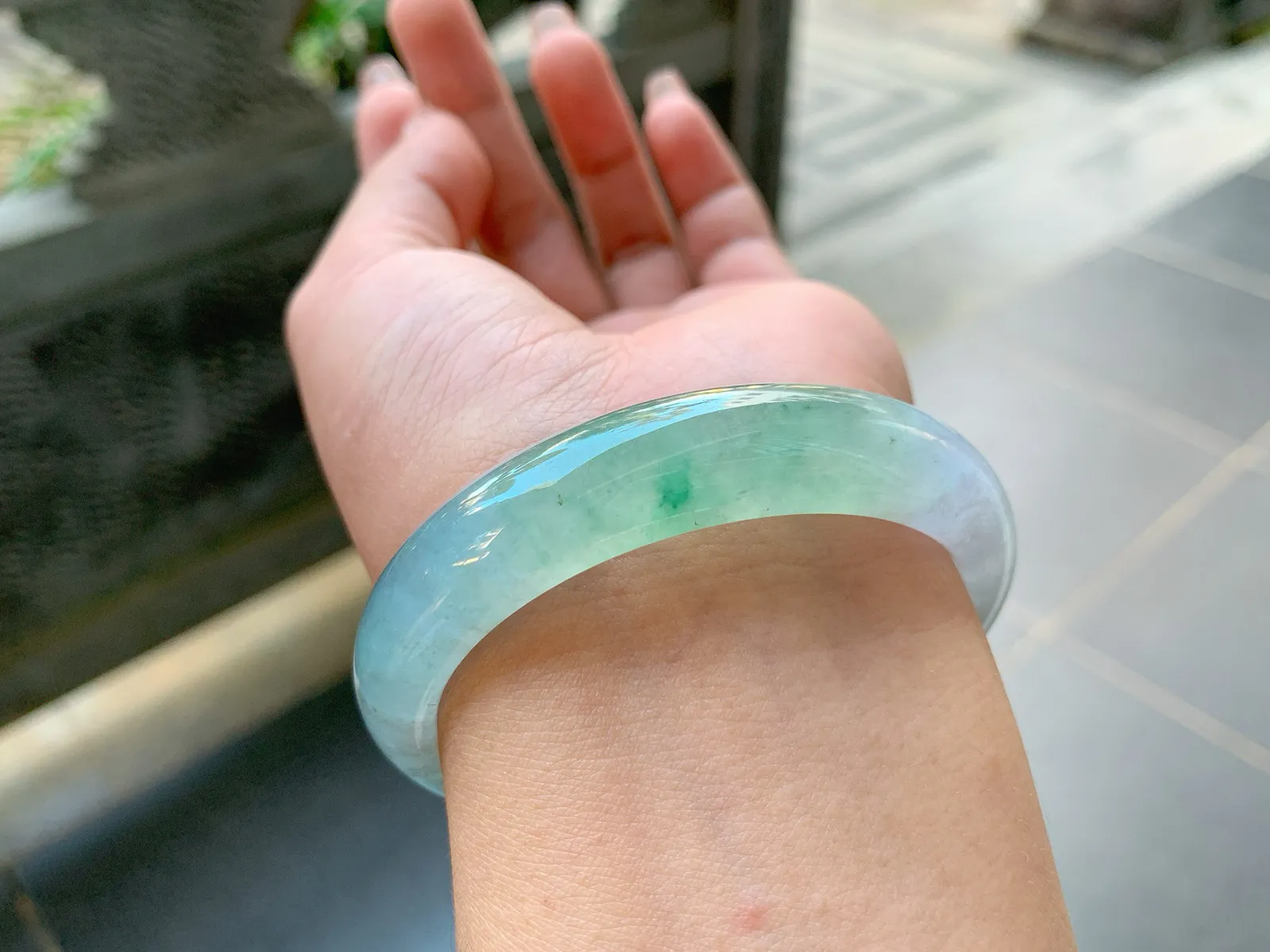 ️｜54圈口
冰飘绿花翡翠手镯，清澈的湖水荡漾着绿花，淡淡的春底色，种水超级棒