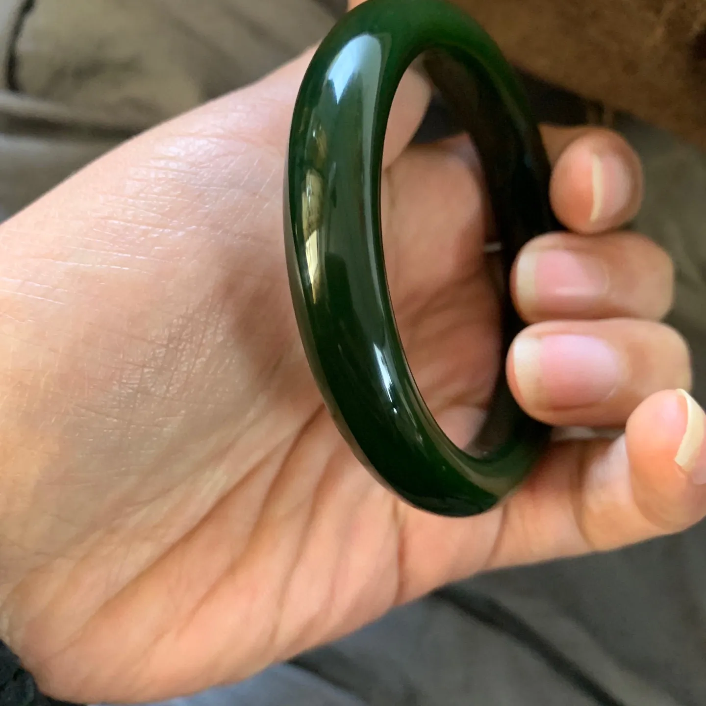 56.8圈口新疆和田玉碧玉菠菜绿手镯【挽间柔情】，冰透十足，和田玉56.8圈口碧玉手镯，镯型古朴典雅。在诗情画意的雨巷相遇，你是我腕间的一抹风情，有你眸有深情.清风荡漾湖间静水，我愿俯身低眉，在烟波涟漪处寻