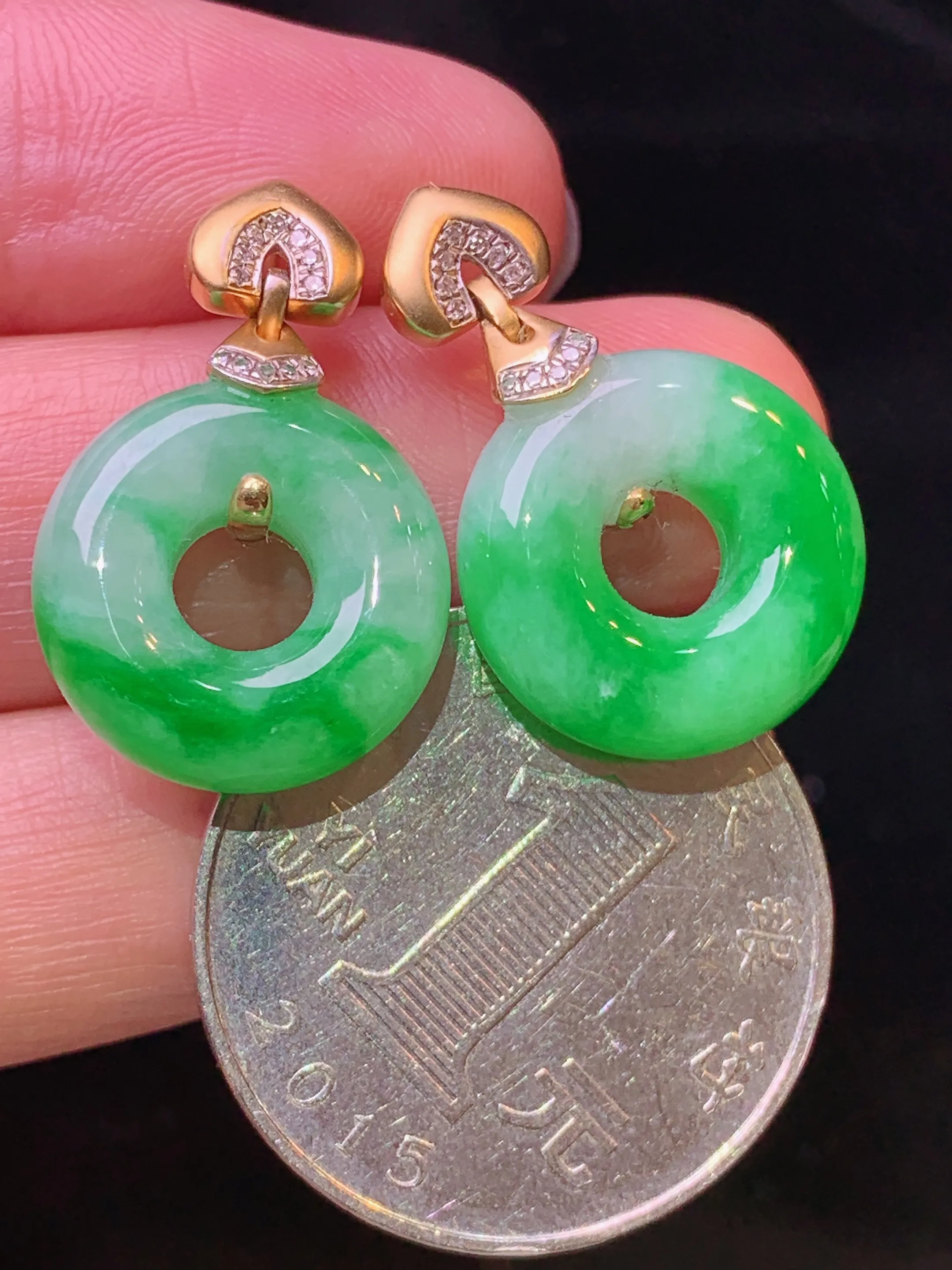 18金钻镶嵌翠绿平安环耳坠 玉质细腻 色泽清新艳丽 整体尺寸23.8*15.5*6.3