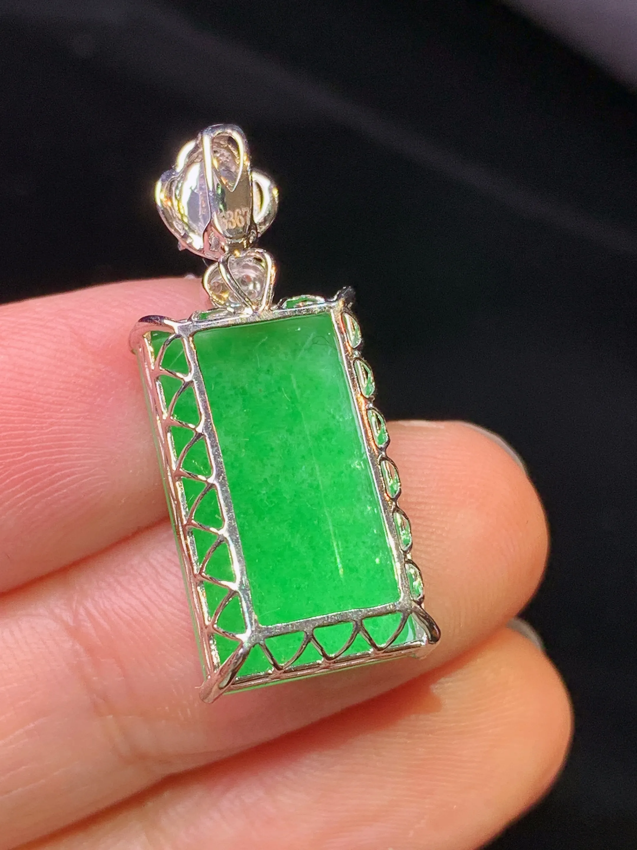 18金钻镶嵌翠绿无事牌吊坠 玉质细腻 色泽清新艳丽 整体尺寸27.6*10.8*6.8