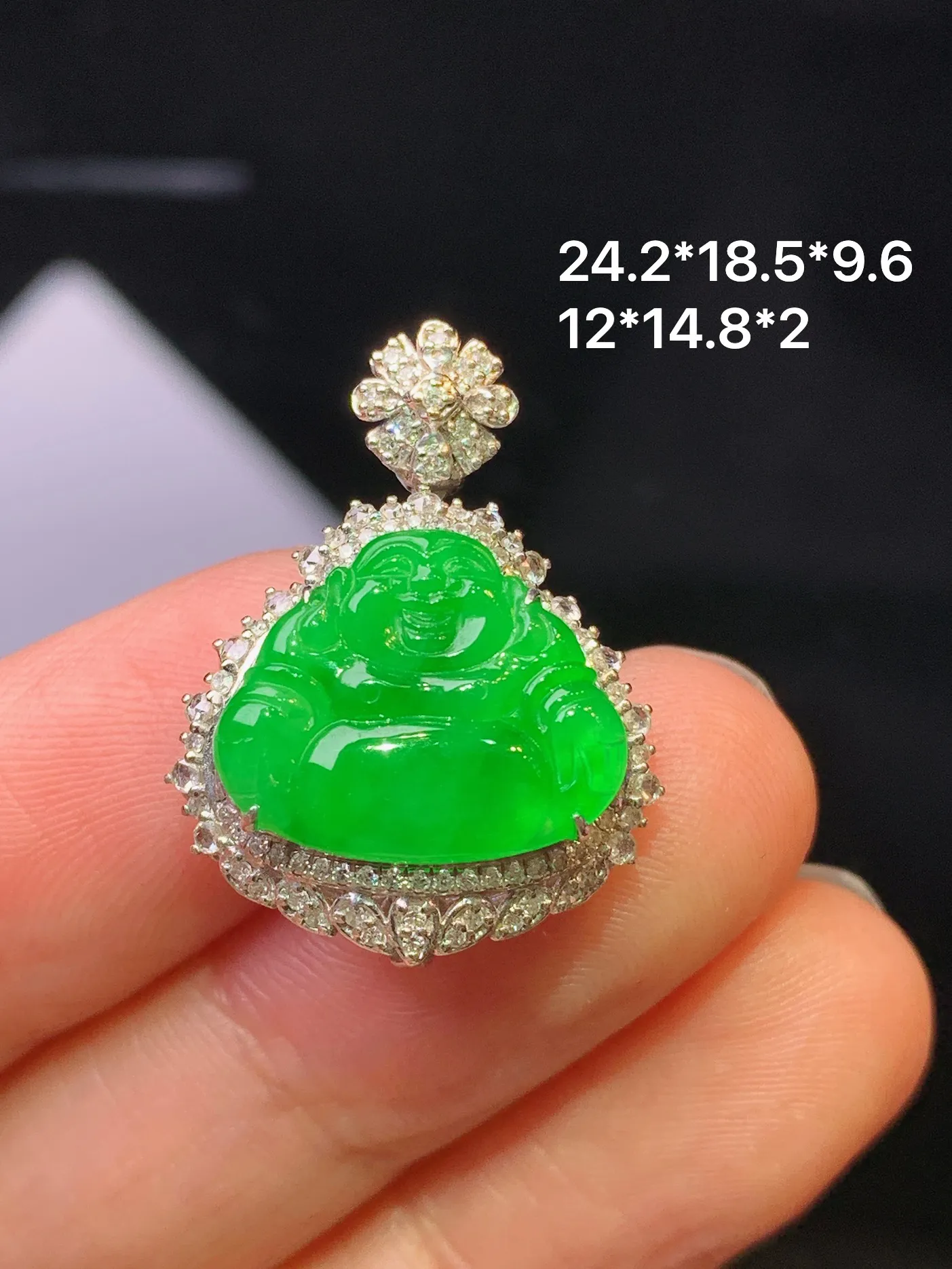 18金钻镶嵌满绿佛公吊坠 玉质细腻 色泽清新艳丽 整体尺寸24.2*18.5*9.6