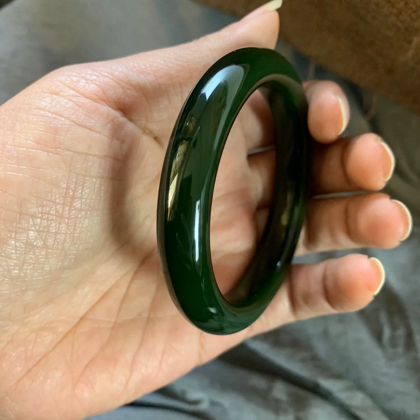 57.5圈口新疆和田玉碧玉菠菜绿手镯【挽间柔情】，和田玉57.5圈口碧玉手镯，镯型古朴典雅。在诗情画