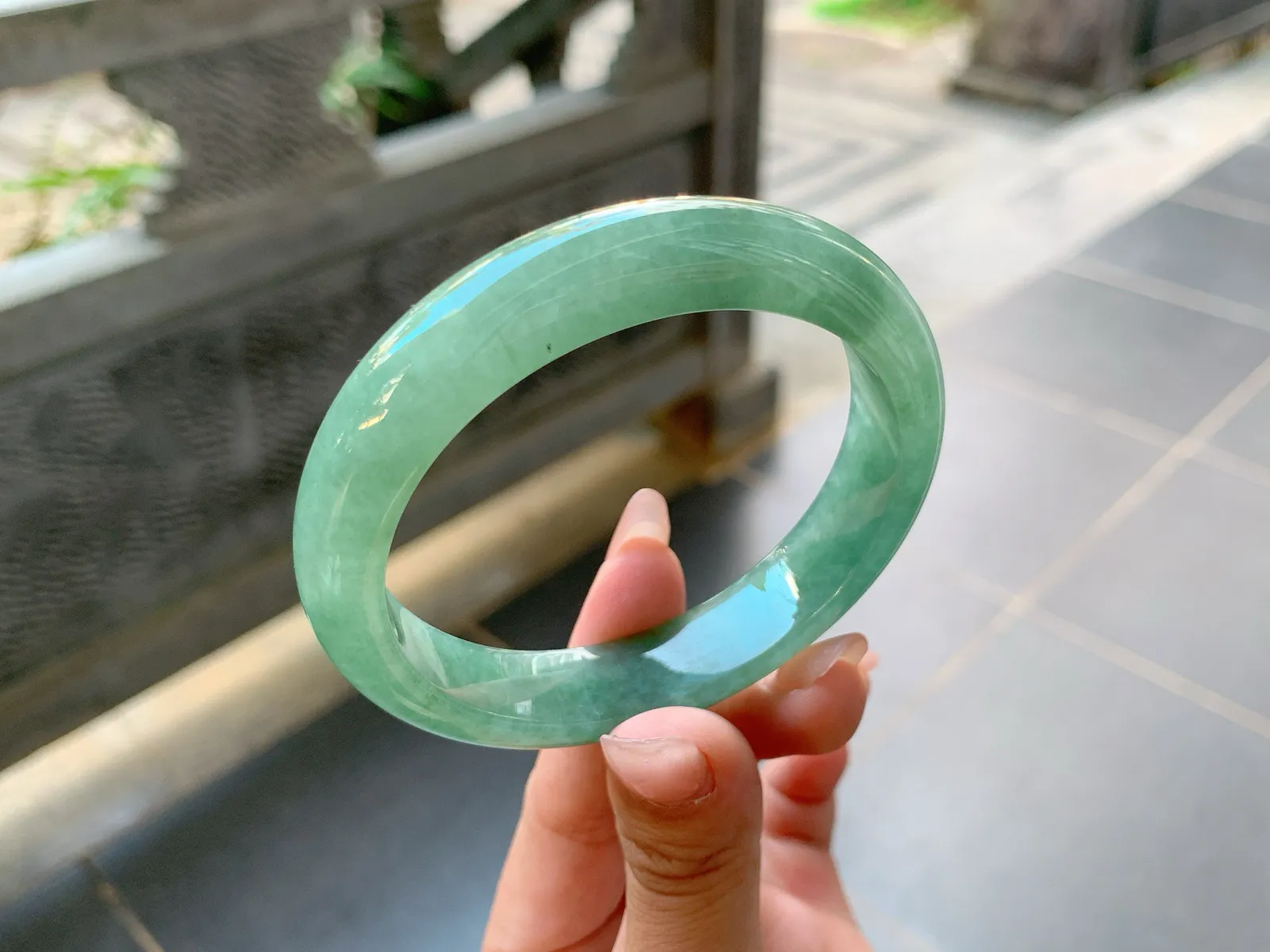 ｜57圈口
满圈油青底，绿油油的，浓郁翠色，端庄优雅，