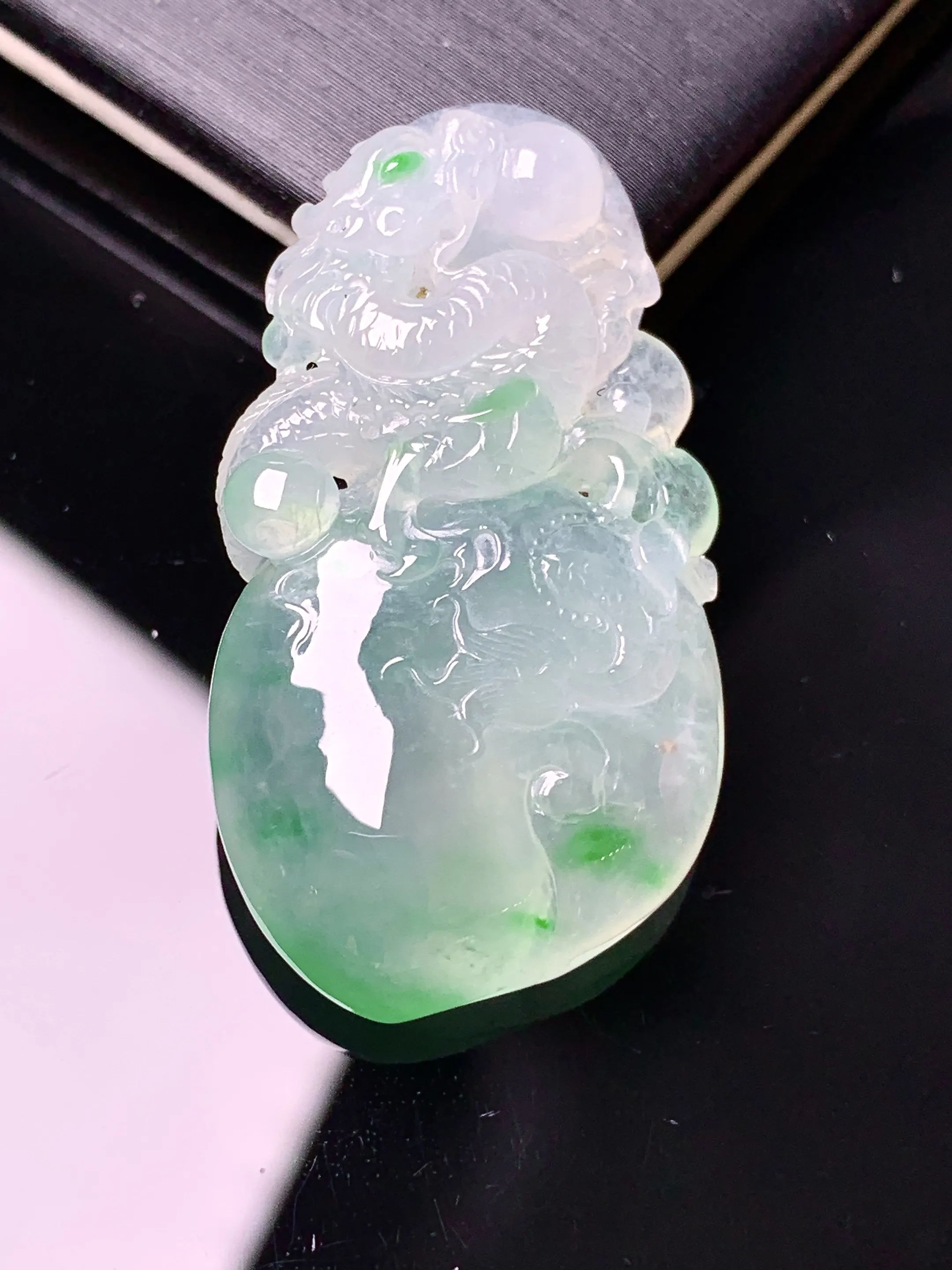 飘绿寿桃吊坠 玉质细腻 色泽清新艳丽 整体尺寸37.2*20*7.6