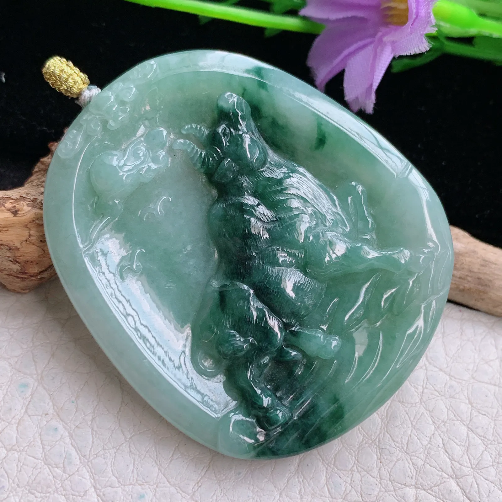 rp实拍52.8*45.8*6.2缅甸翡翠精雕飘花扭转乾坤 生肖牛玉吊坠 玉挂坠