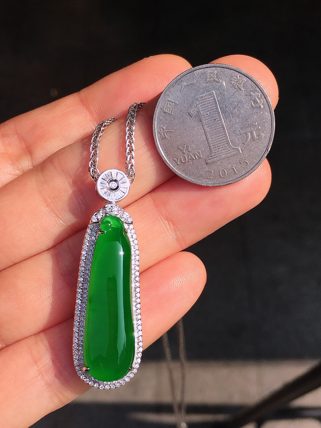 阳绿福瓜吊坠，色泽均匀艳丽，玉质细腻，荧光感超
强，饱满圆润，尽显优雅气质，18k
金豪华镶嵌