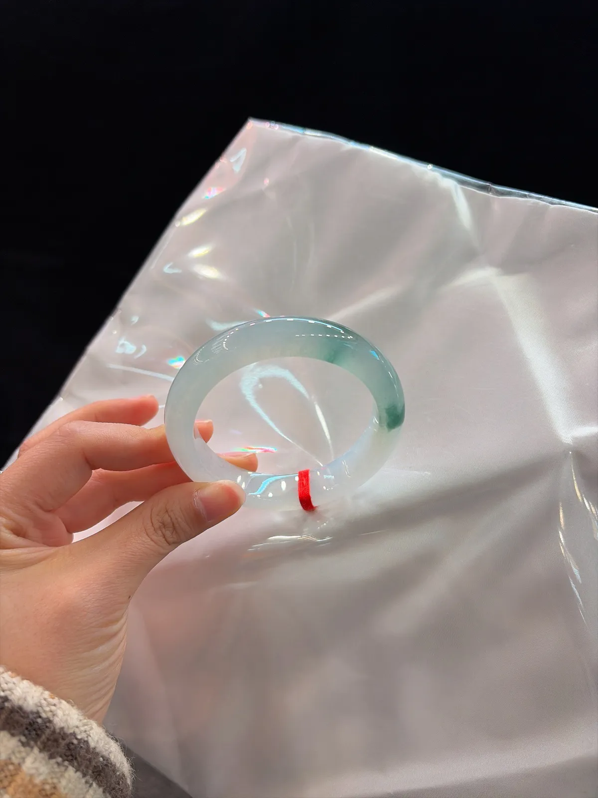 🧃｜56圈口
【冰飘花·清润光感】
“冰底凝清露，花影漫腕间，一抹清光，揉碎满手温柔”​​
——清润入骨，自带风华。
规格【56/12.7/9.7】