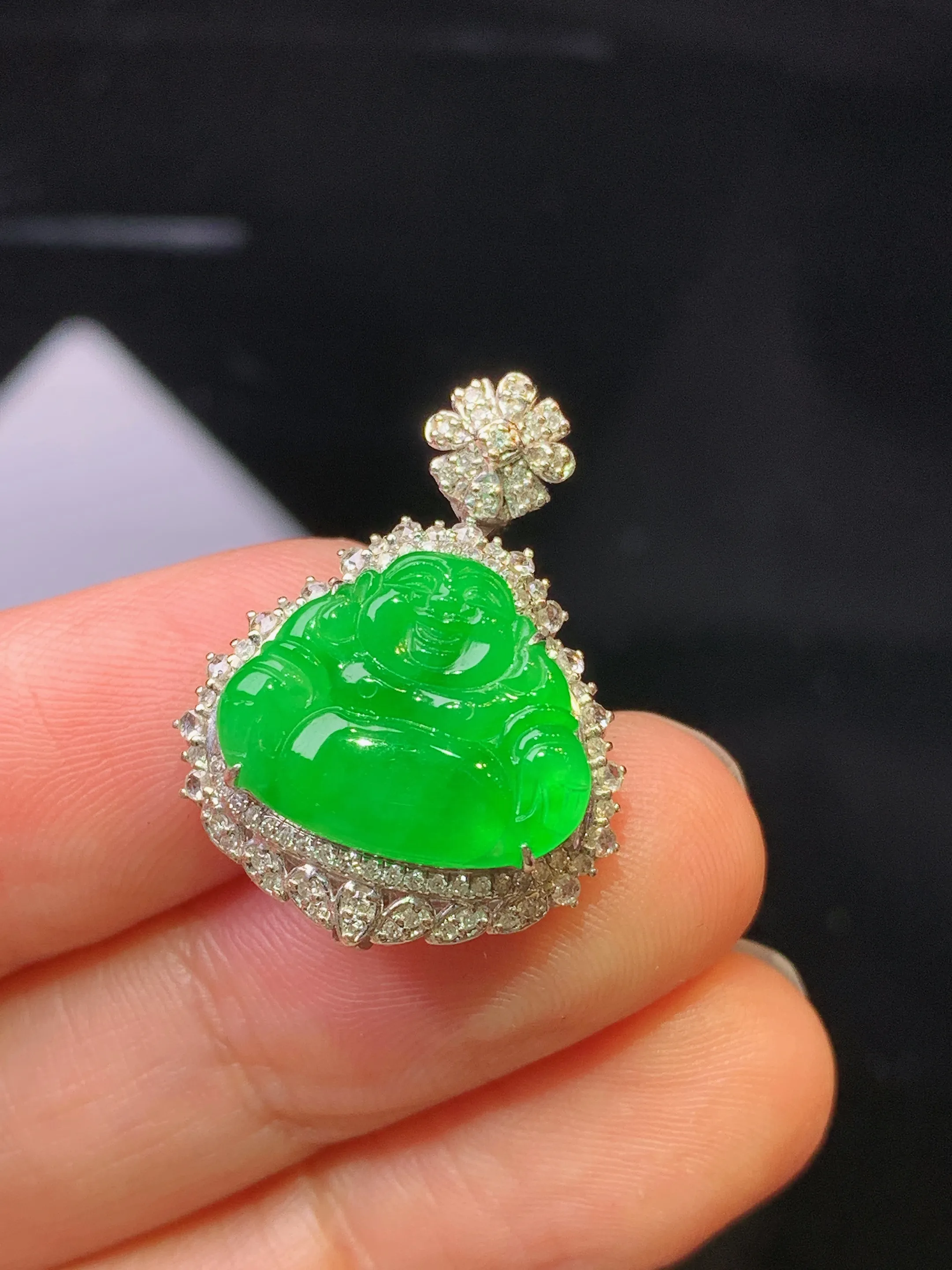 18金钻镶嵌满绿佛公吊坠 玉质细腻 色泽清新艳丽 整体尺寸24.2*18.5*9.6