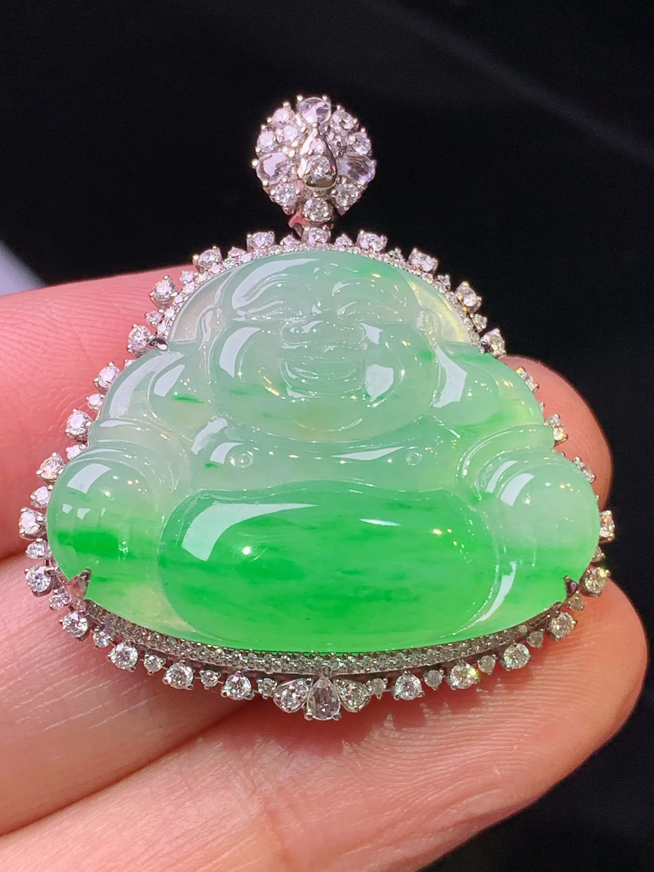 18金钻镶嵌飘绿佛公吊坠 玉质细腻 色泽清新艳丽 整体尺寸35*32*8.8