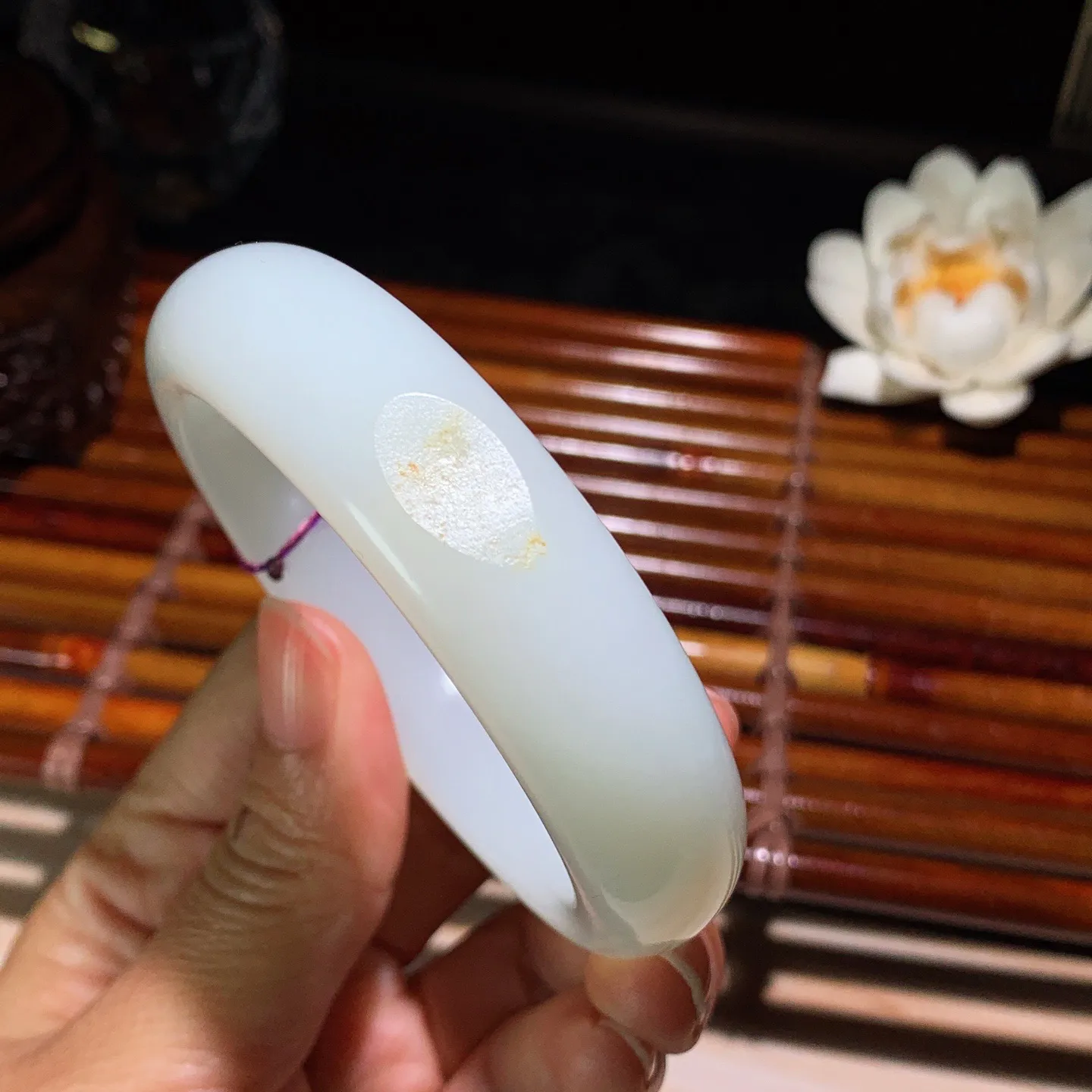 55圈口 新疆和田玉羊脂白籽料手镯 55圈口条宽 16厚10重82克。玉质细腻油润。手推出油。佩戴高端典雅。lt260125