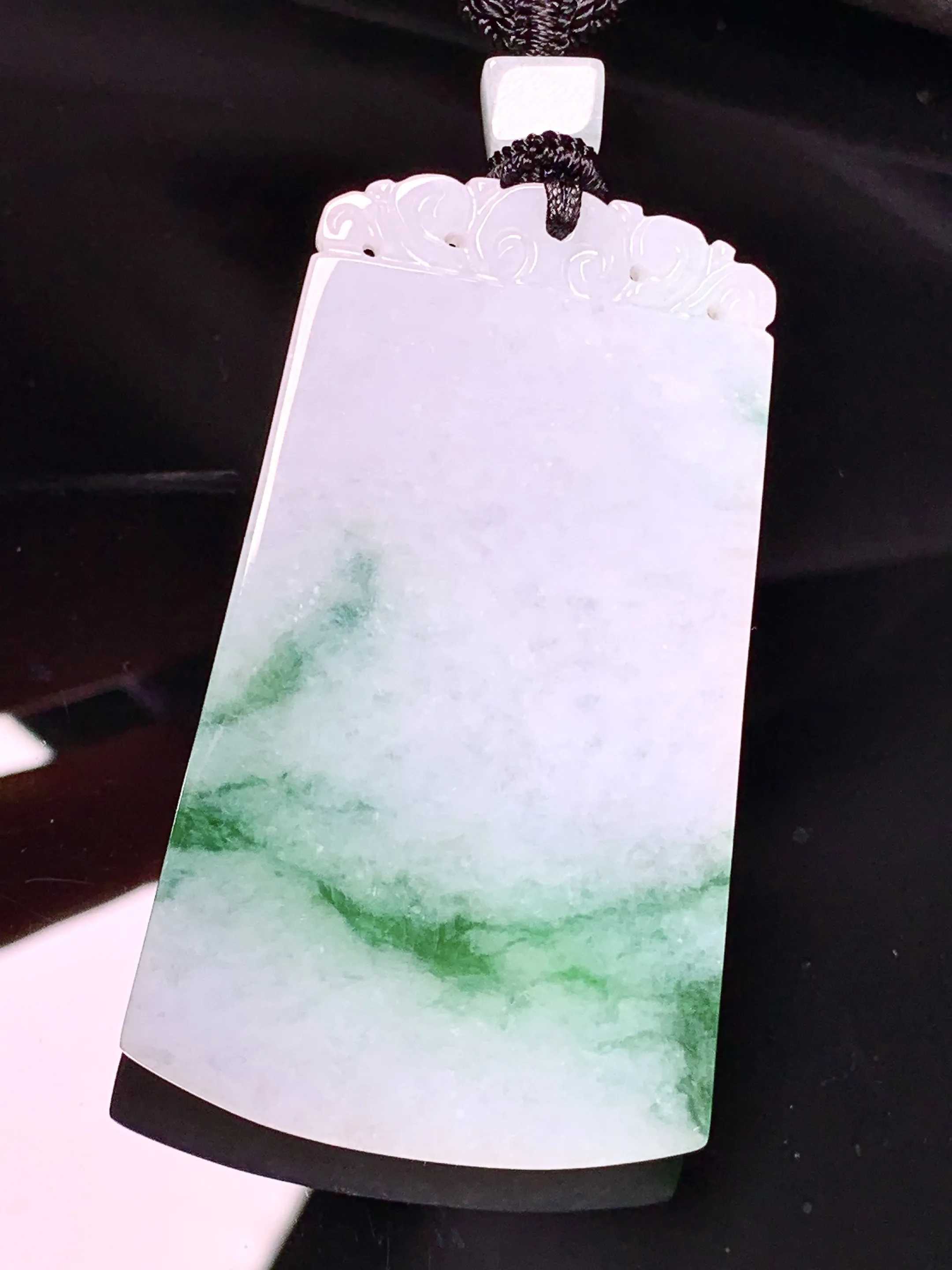 飘绿无事牌吊坠 玉质细腻 色泽清新艳丽 整体尺寸54.3*32.5*4