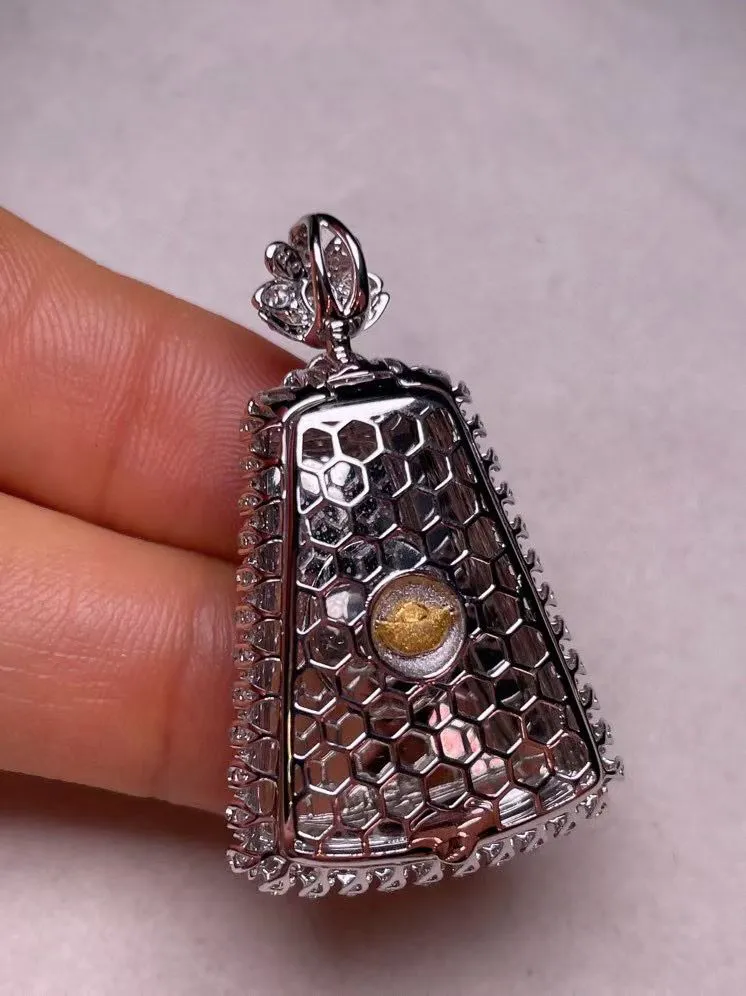 冰糯种辣色平安无事牌吊坠、真金真钻镶嵌，种水好，玉质细腻 .裸石尺寸  25.8*19.7