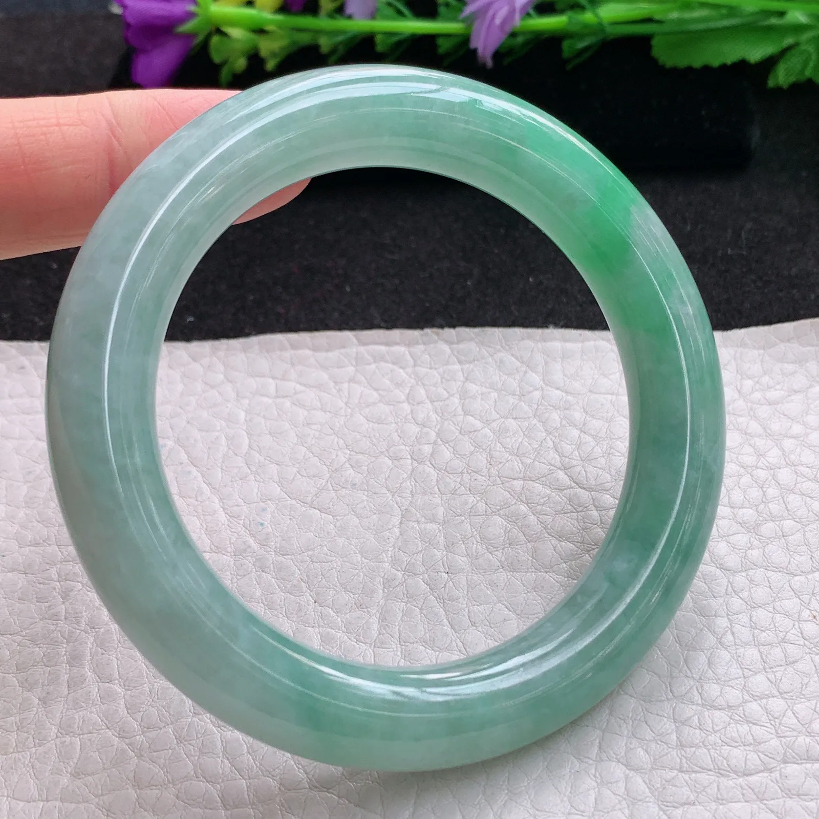 z实拍55*11美入镯 缅甸翡翠精美飘绿圆条大气玉手镯 玉手环