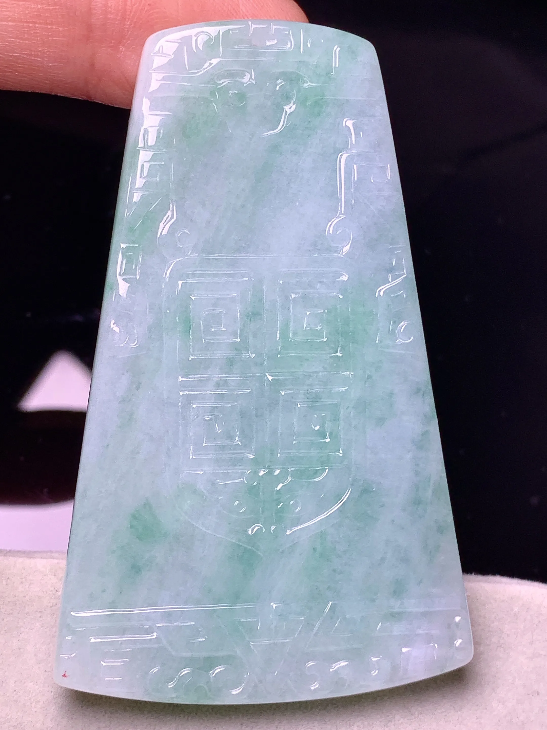 飘绿无事牌吊坠 玉质细腻 色泽艳丽清新 整体尺寸62.6*38.7*6