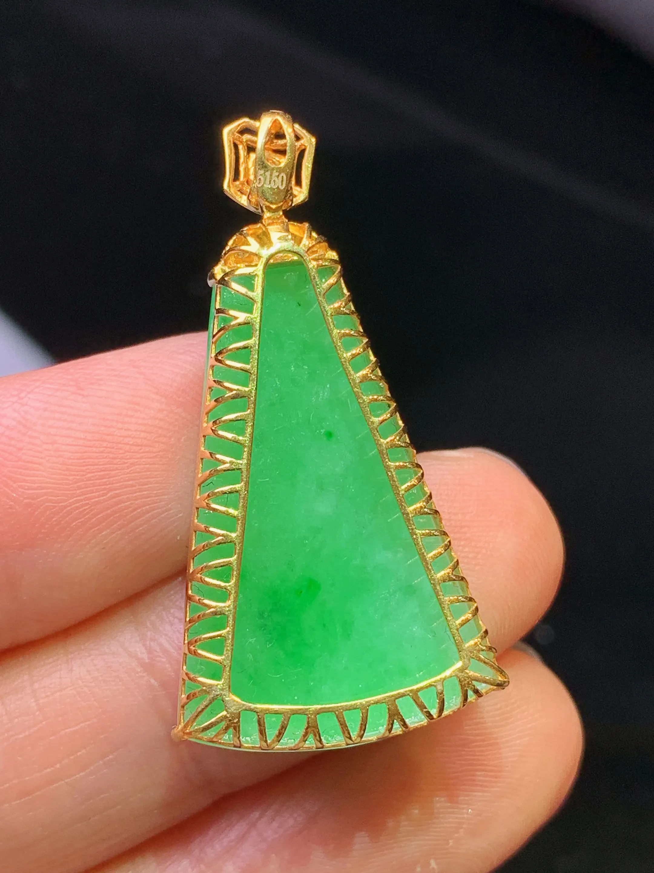 18金钻镶嵌翠绿无事牌吊坠 玉质细腻 色泽清新艳丽 整体尺寸34.3*16.6*6