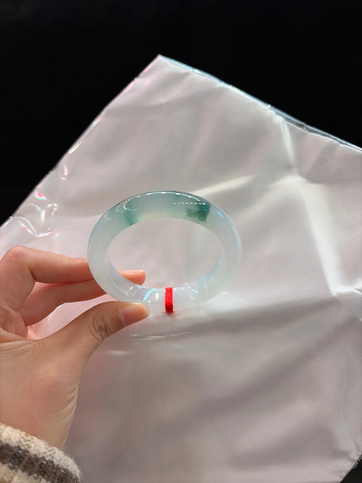 🧃｜56圈口
【冰飘花·清润光感】
“冰底凝清露，花影漫腕间，一抹清光，揉碎满手温柔”​​
——清润入骨，自带风华。
规格【56/12.7/9.7】