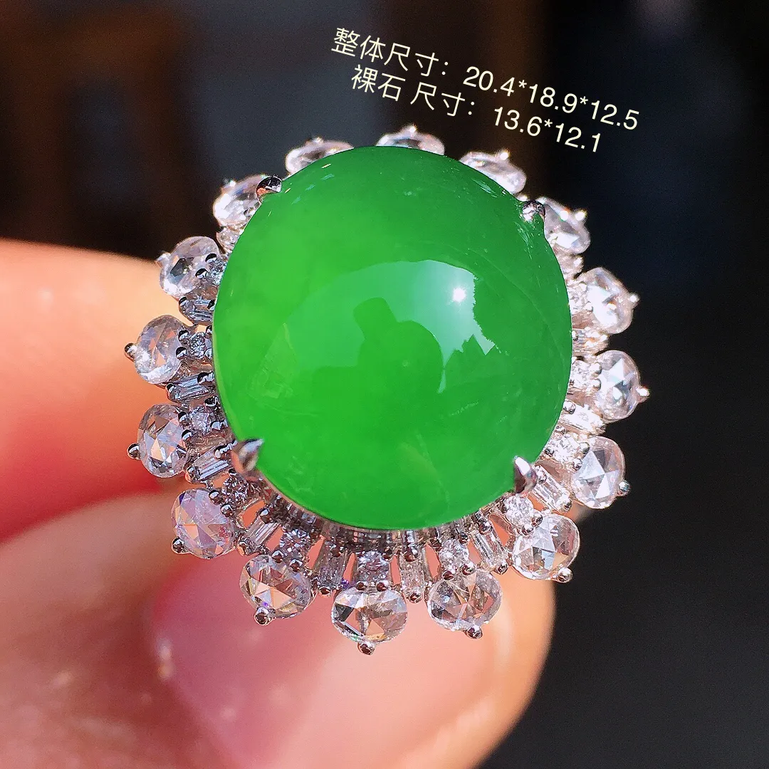 阳绿蛋面戒指，色泽均匀艳丽，玉质细腻，荧光感超
强，饱满圆润，尽显优雅气质，18k
金豪华镶嵌
