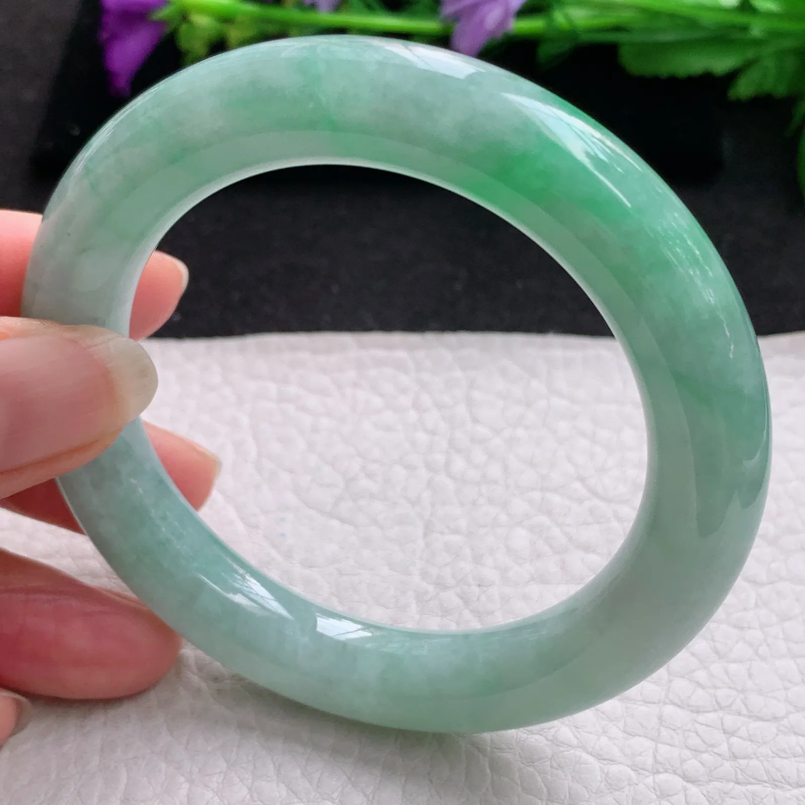 z实拍55*11美入镯 缅甸翡翠精美飘绿圆条大气玉手镯 玉手环