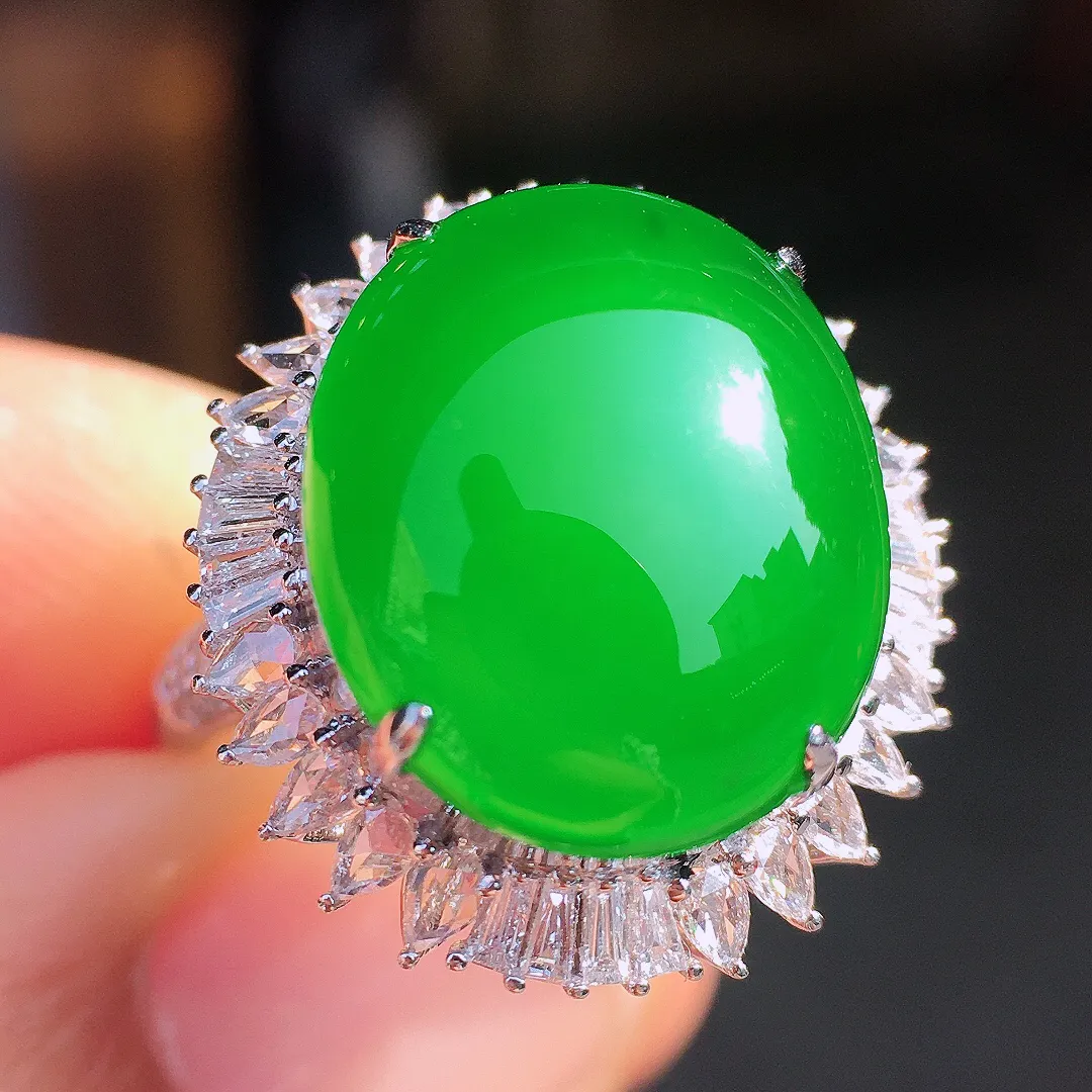 阳绿蛋面戒指，色泽均匀艳丽，玉质细腻，荧光感超
强，饱满圆润，尽显优雅气质，18k
金豪华镶嵌